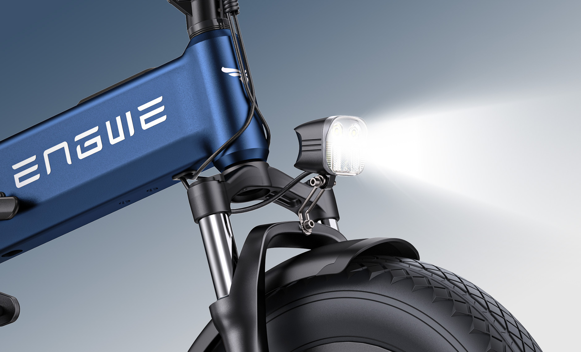 Blauer E-Bike-Rahmen mit leuchtendem Scheinwerfer und breitem Reifen.