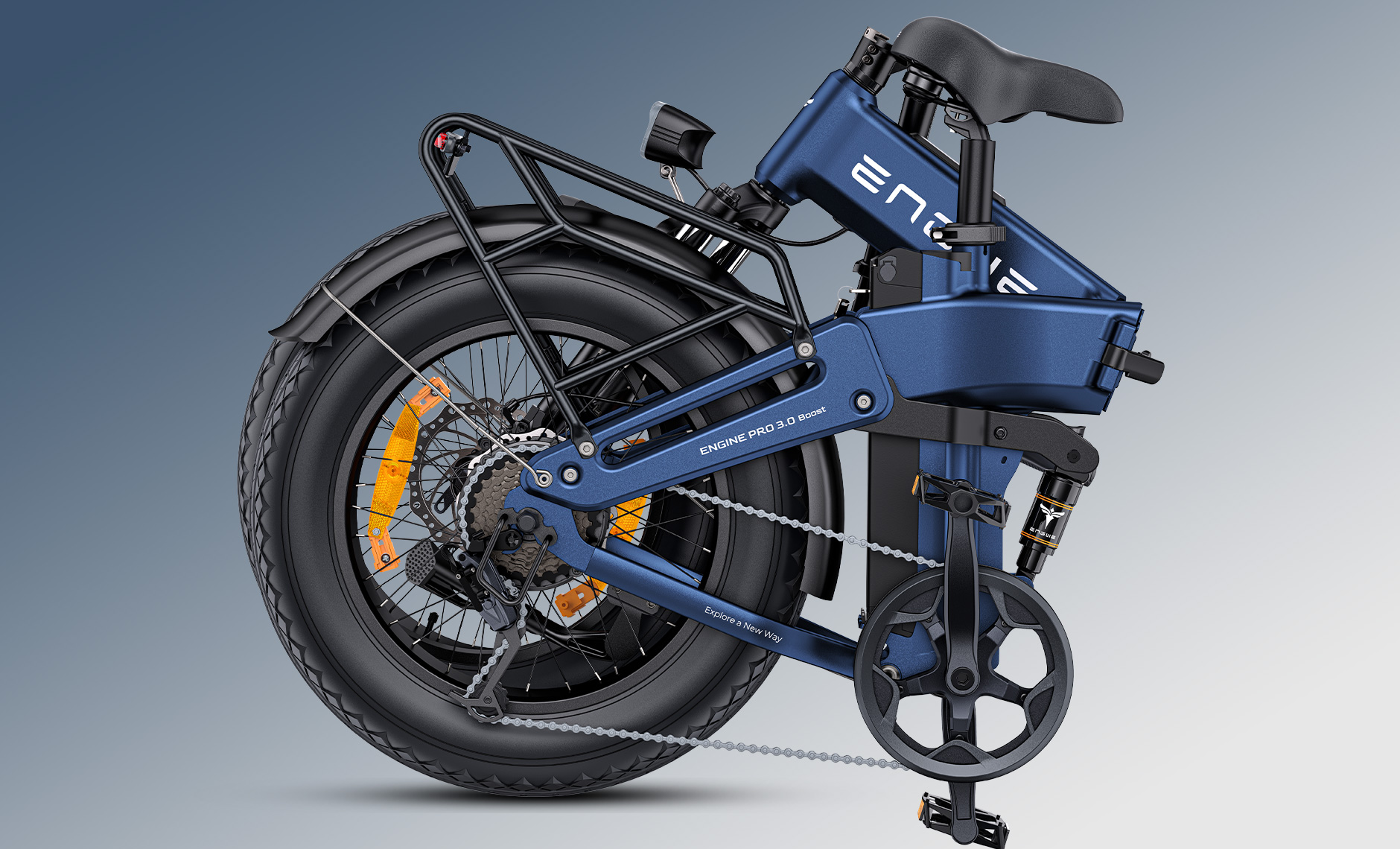 Dunkelblaues faltbares E-Bike mit Gepäckträger, breiten Reifen und Kettenschaltung.