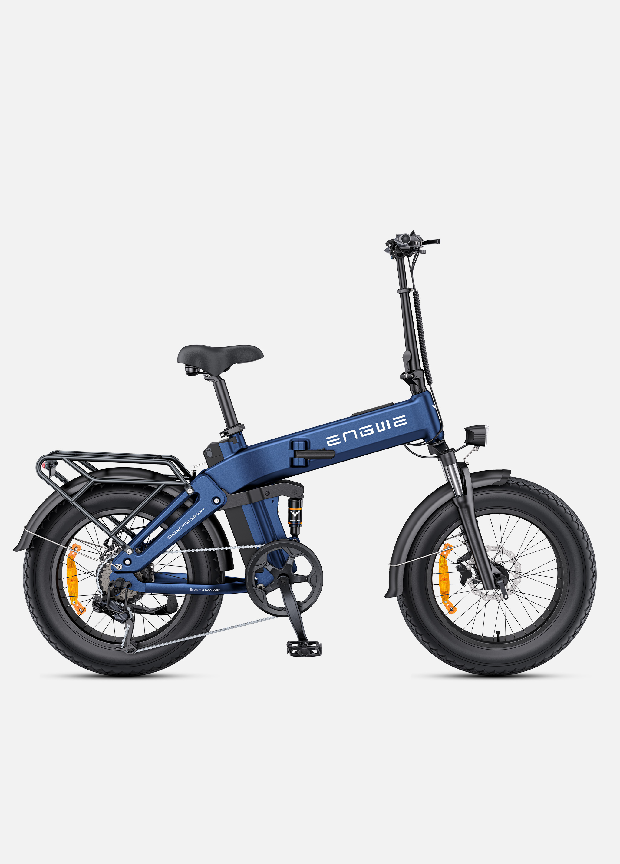 Una bici elettrica pieghevole blu con copertoni larghi e portapacchi posteriore.