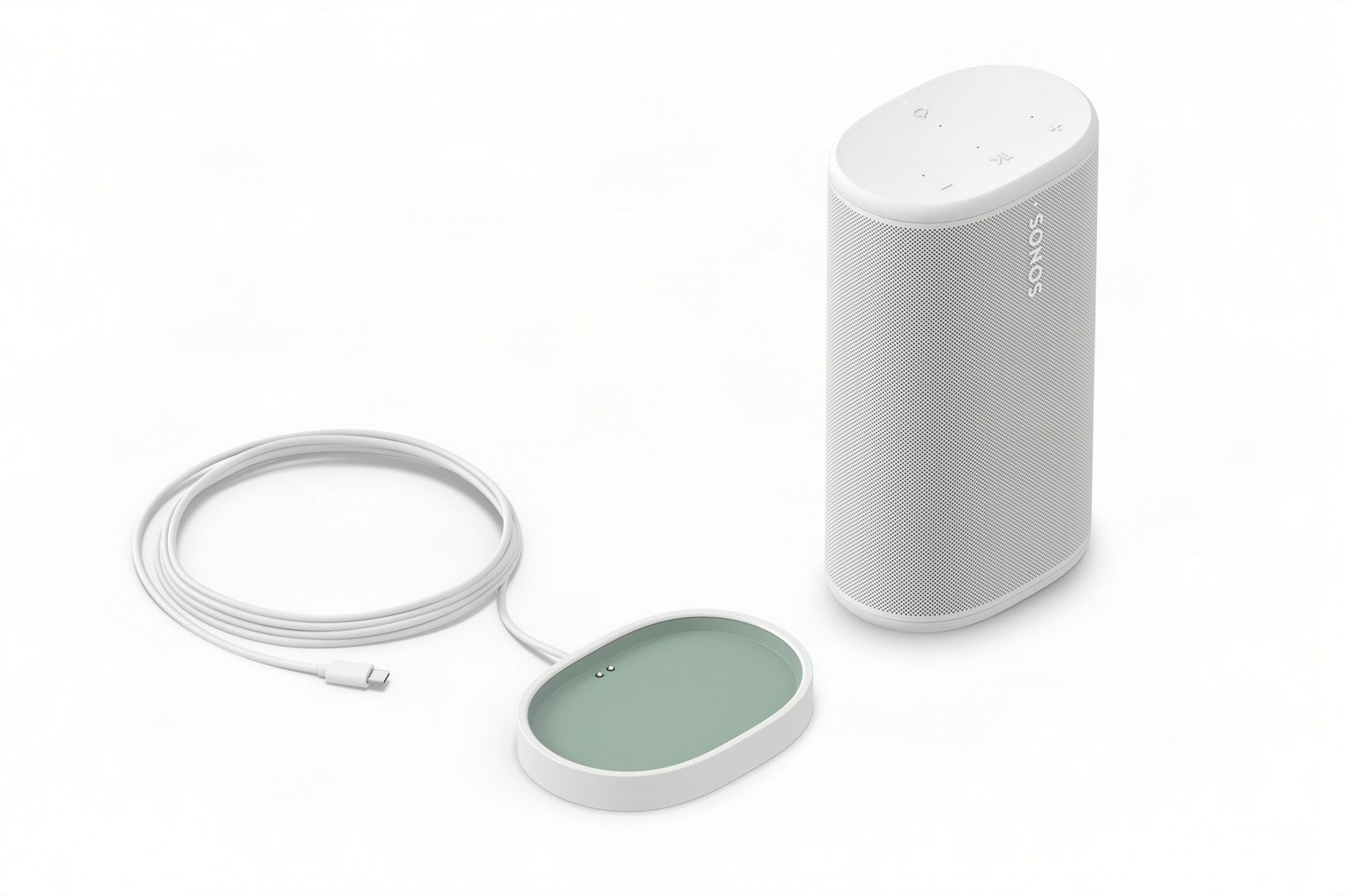 Ein weißer Sonos Lautsprecher mit einem grünen Ladekabel und Stecker.