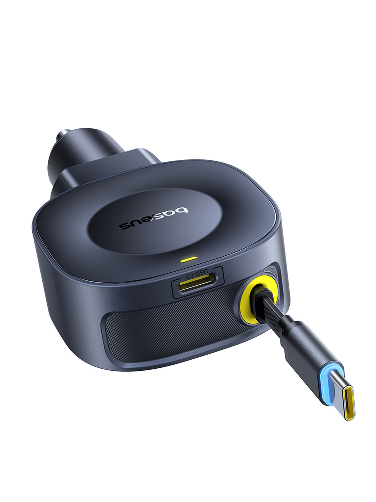 Un adattatore USB-C per auto scuro con accenti gialli e un cavo inserito.