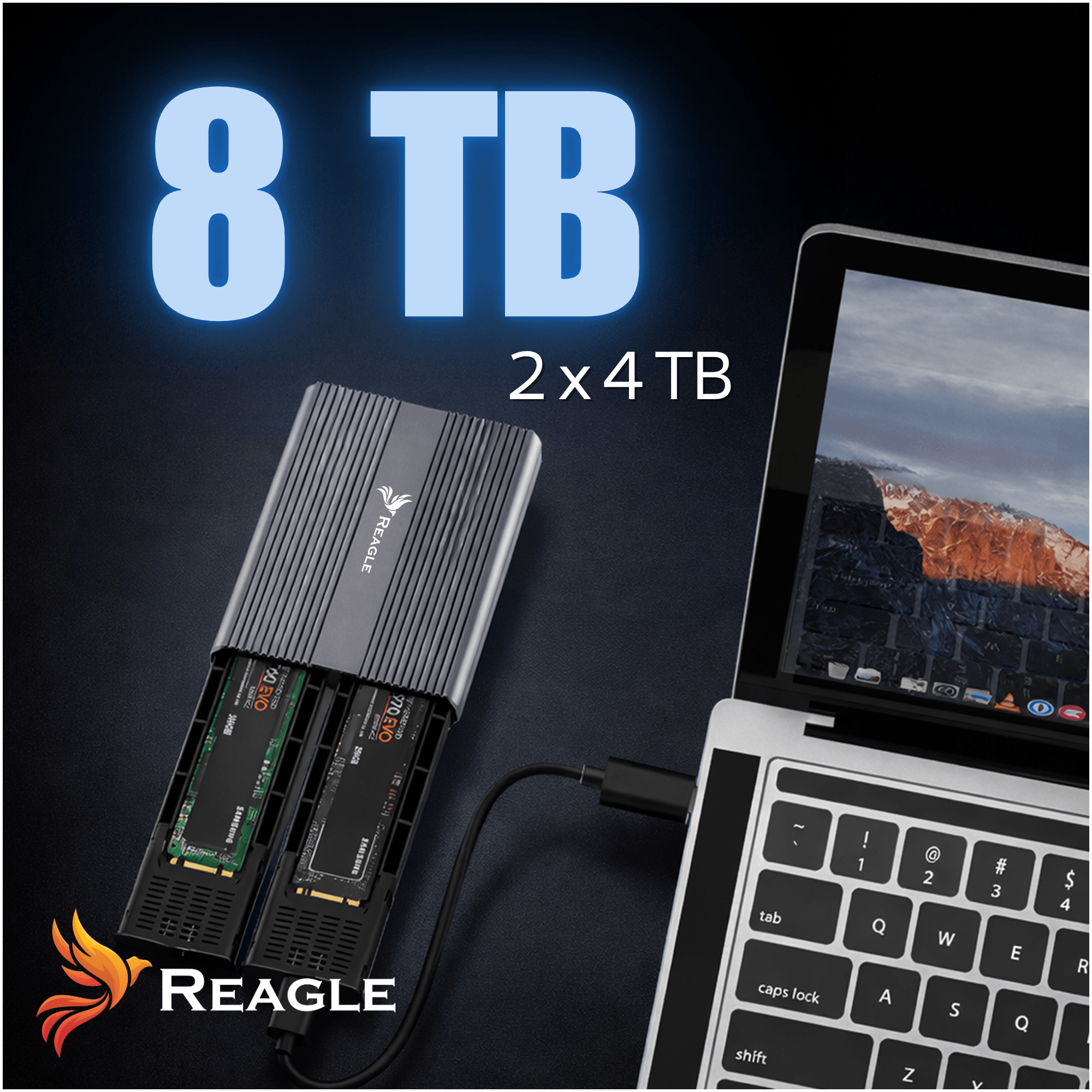 Czarne etui z dwoma włożonymi dyskami SSD podłączonymi do laptopa.