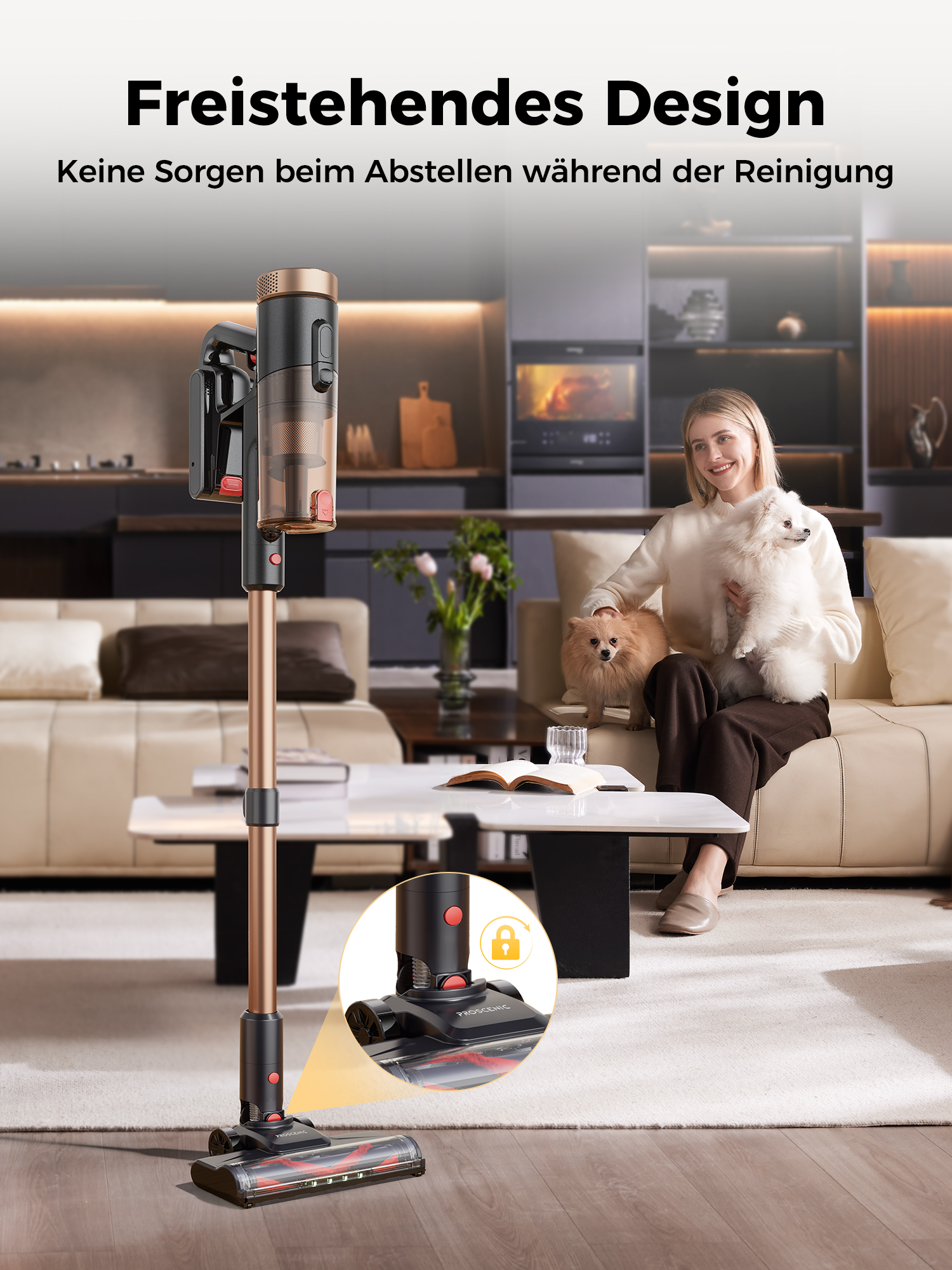 Ein freistehender Staubsauger steht im Wohnzimmer neben einer Couch, auf der eine Frau mit zwei Hunden sitzt.