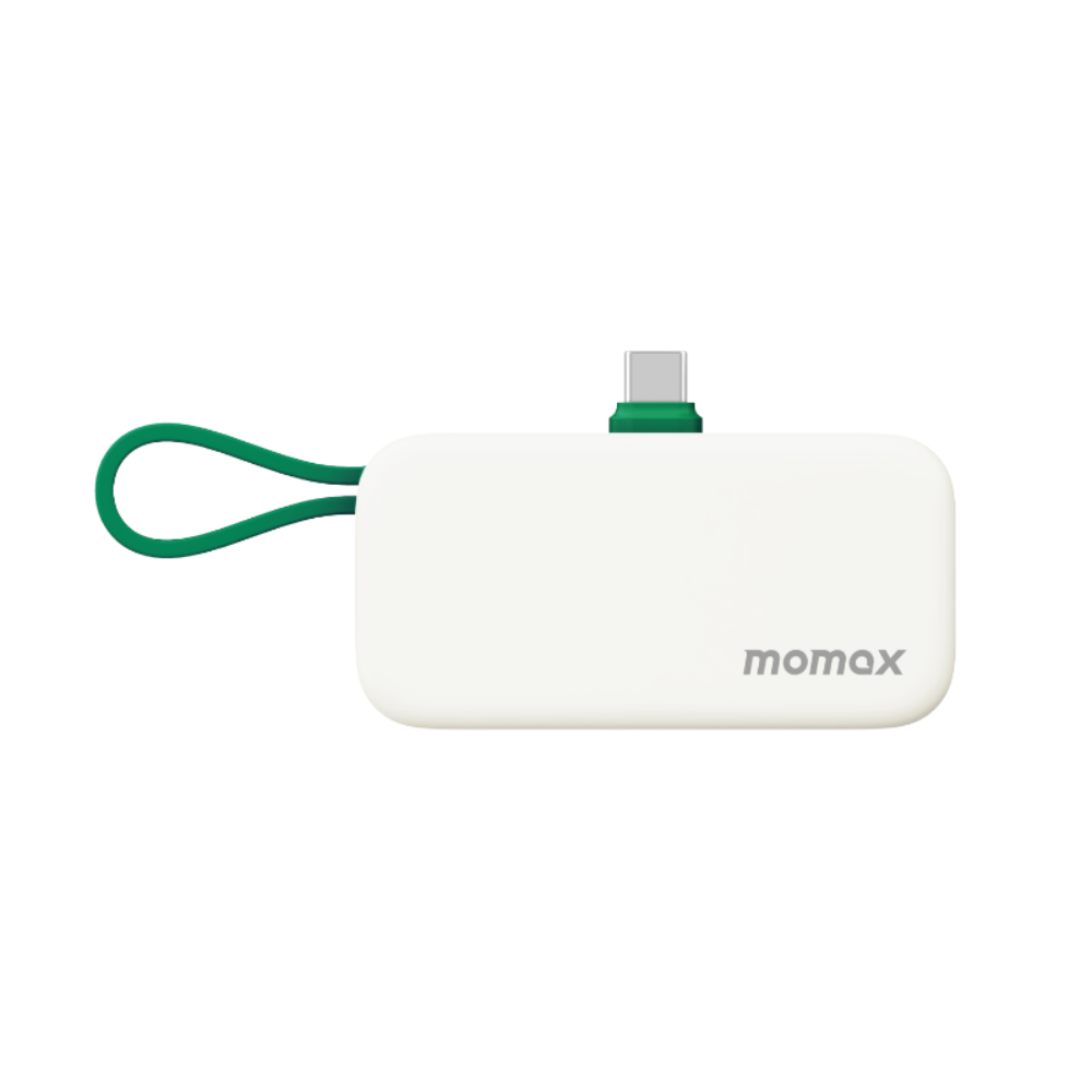 Yeşil halkalı ve USB-C konektörlü beyaz Momax adaptörü.