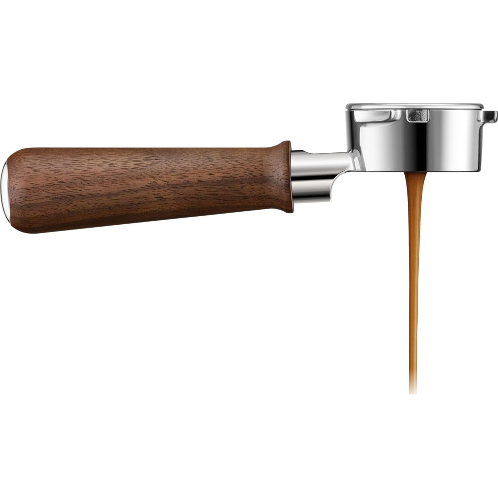 Espresso fließt aus einem Siebträger mit Holzgriff auf weißem Hintergrund.