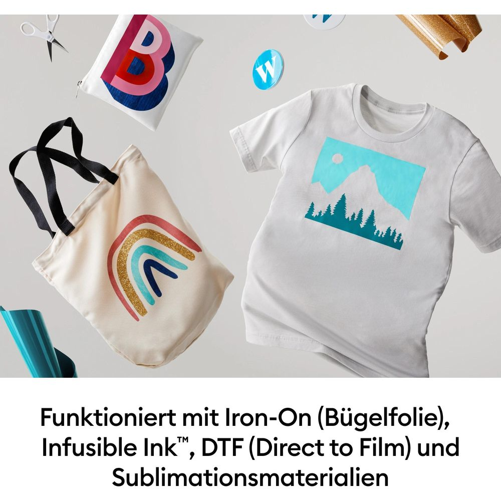 Camisetas, bolso y cojín blancos con diseños coloridos y materiales de manualidades.