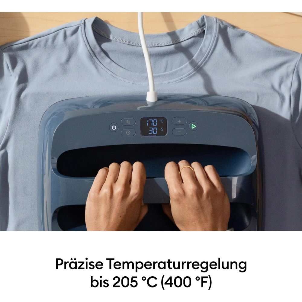 Persona usa una prensa de calor en camiseta azul a 170°C por 30s.