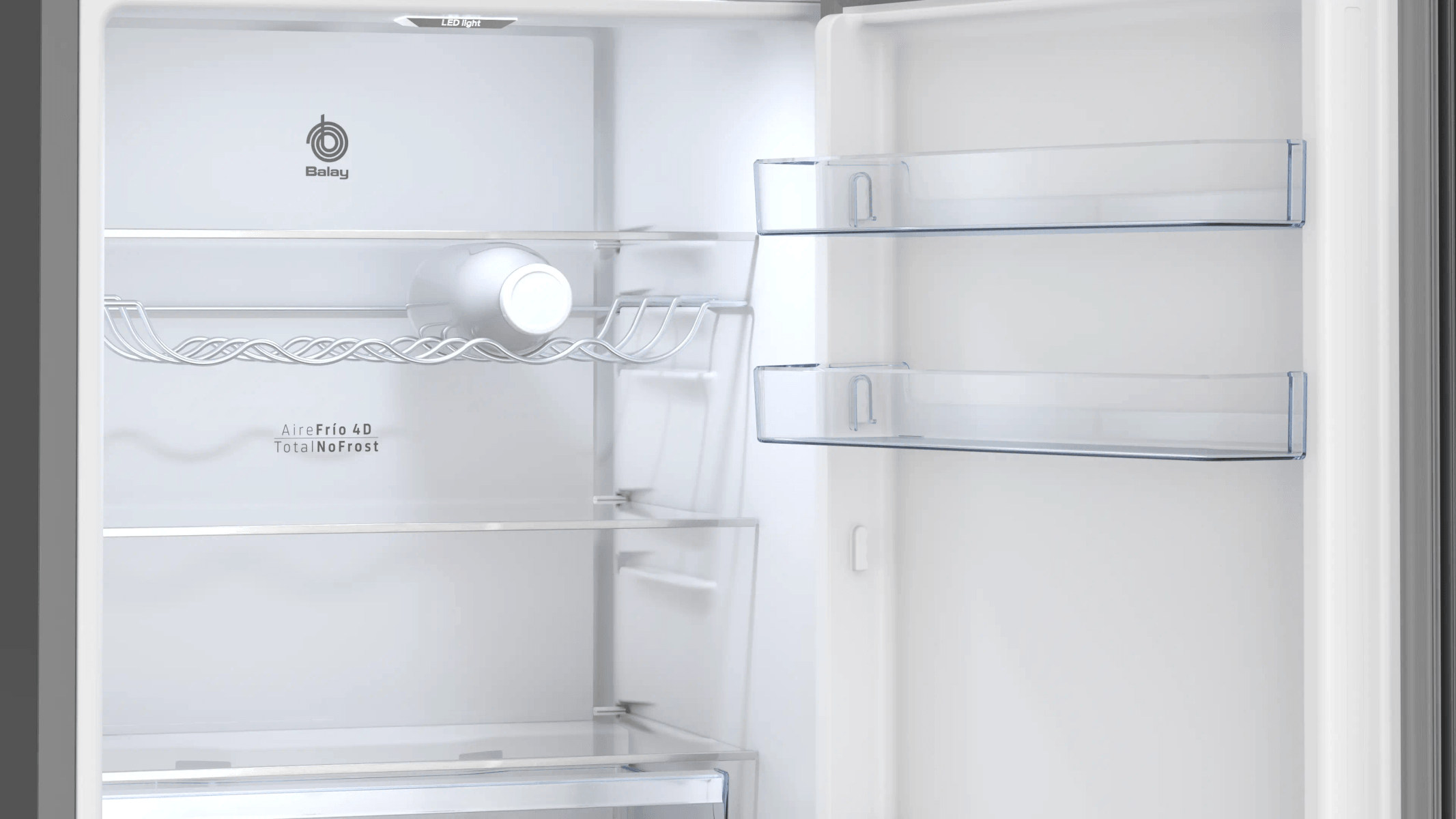Interior de un frigorífico blanco con estantes de cristal y botellero.