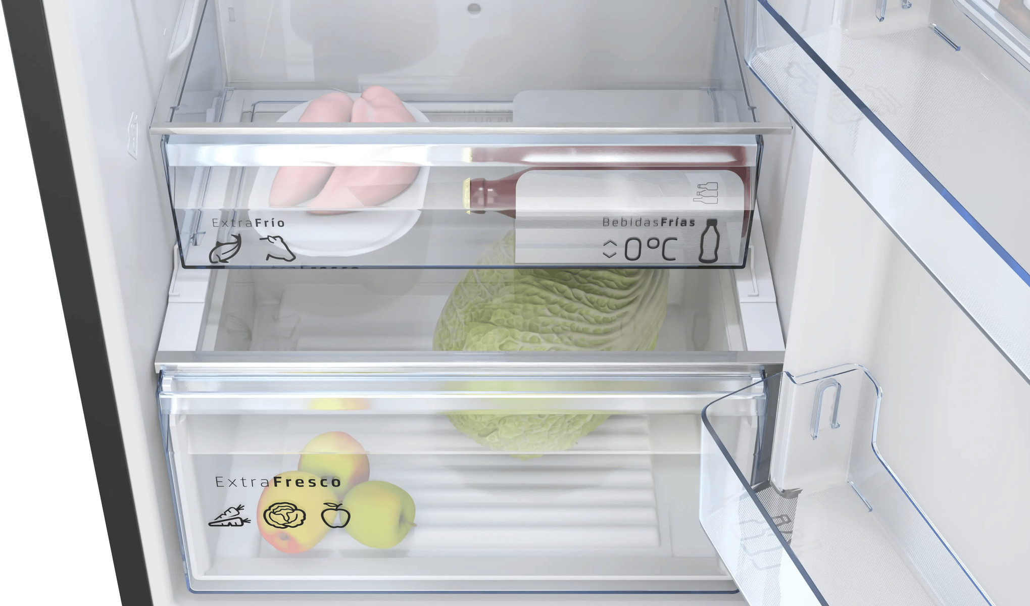 Un compartimento de refrigerador con salchichas, repollo, botella y manzanas.