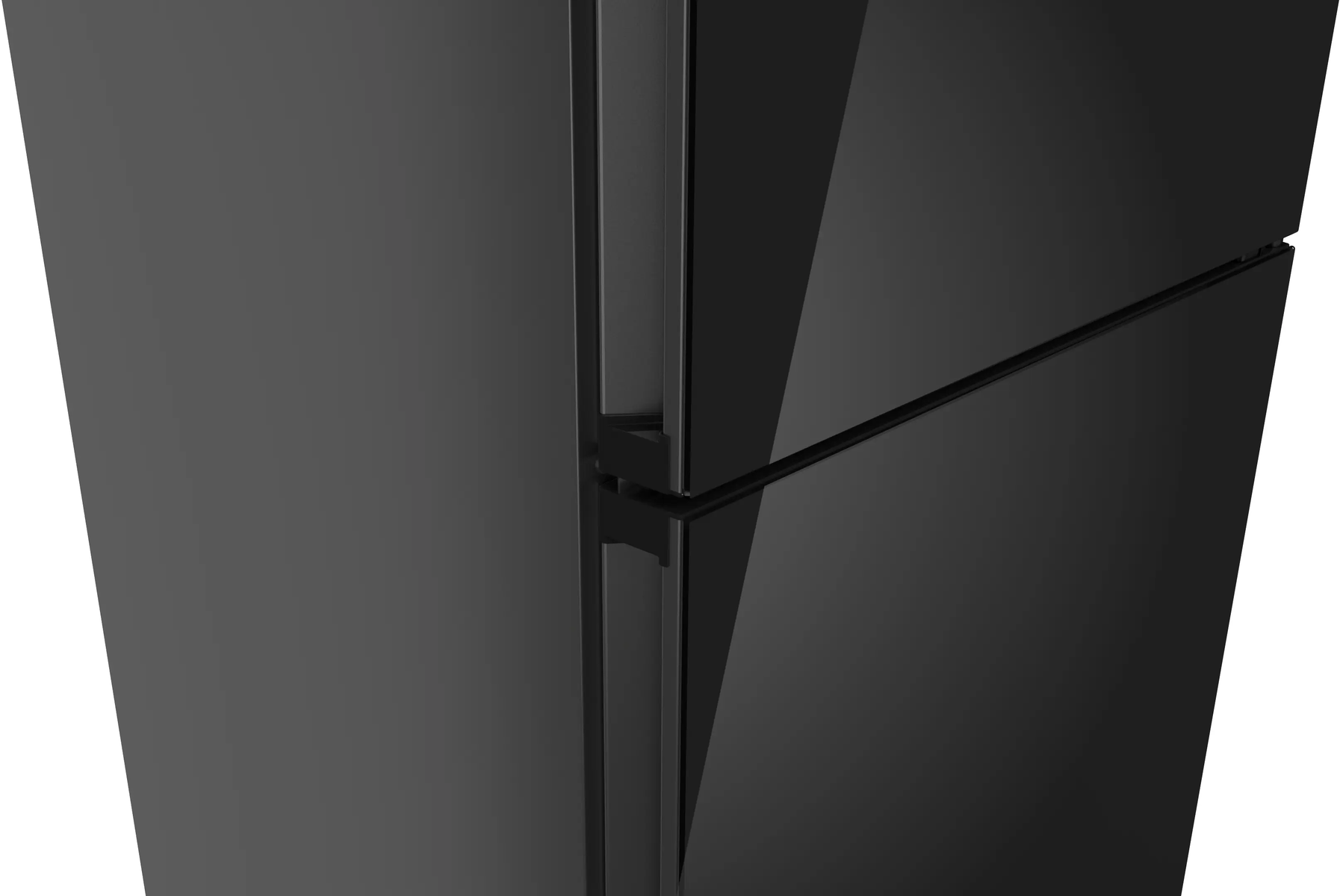 Primer plano de una puerta de refrigerador negra con bordes afilados.