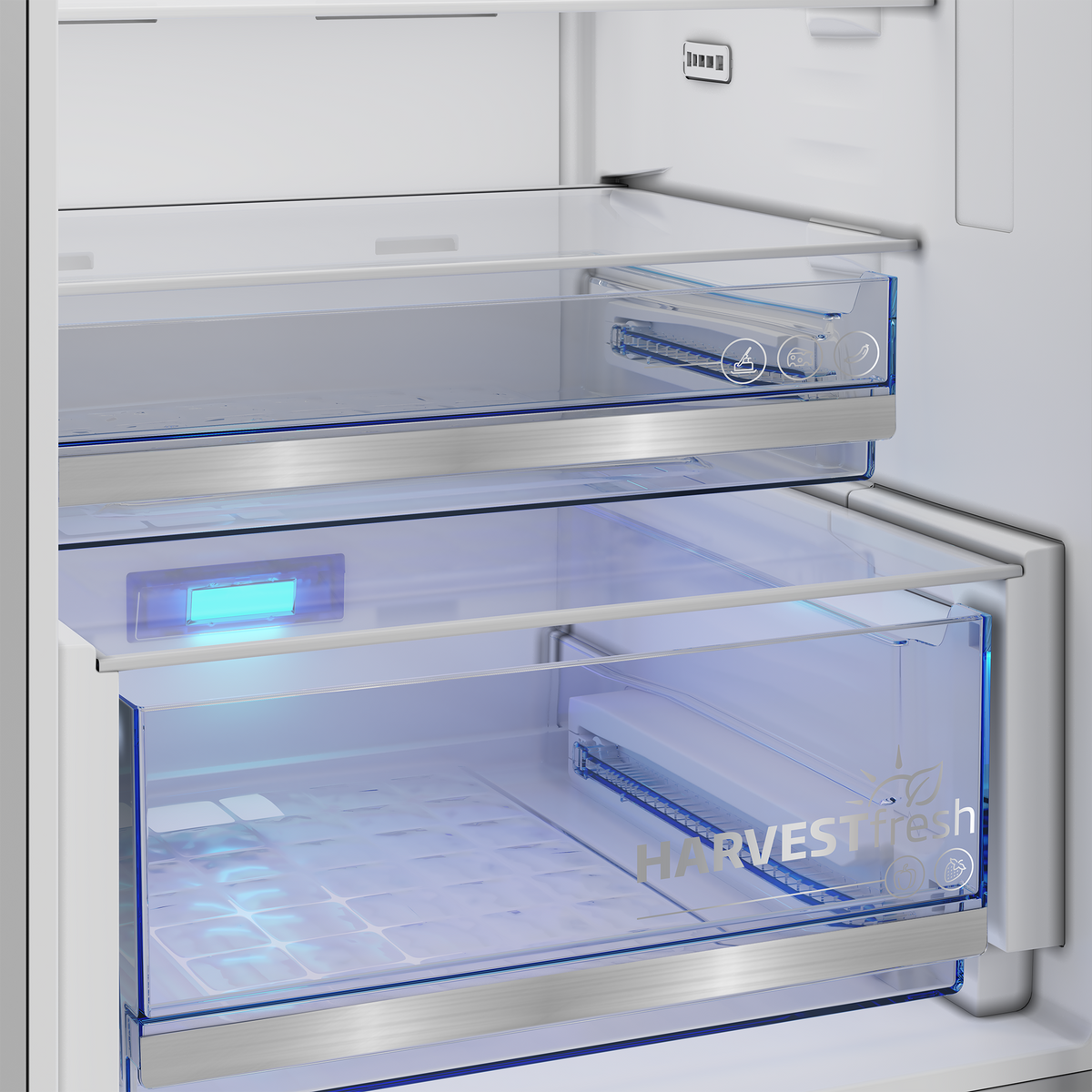 Interior de un refrigerador con dos estantes de cristal y dos cajones transparentes.
