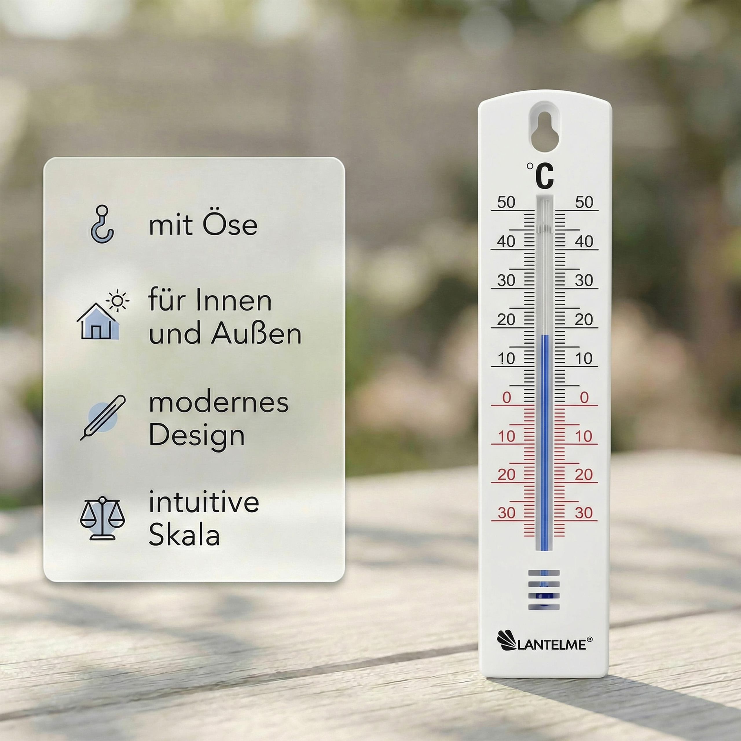 Ein Thermometer zeigt 15 Grad Celsius an. Links daneben eine Tafel mit Symbolen.