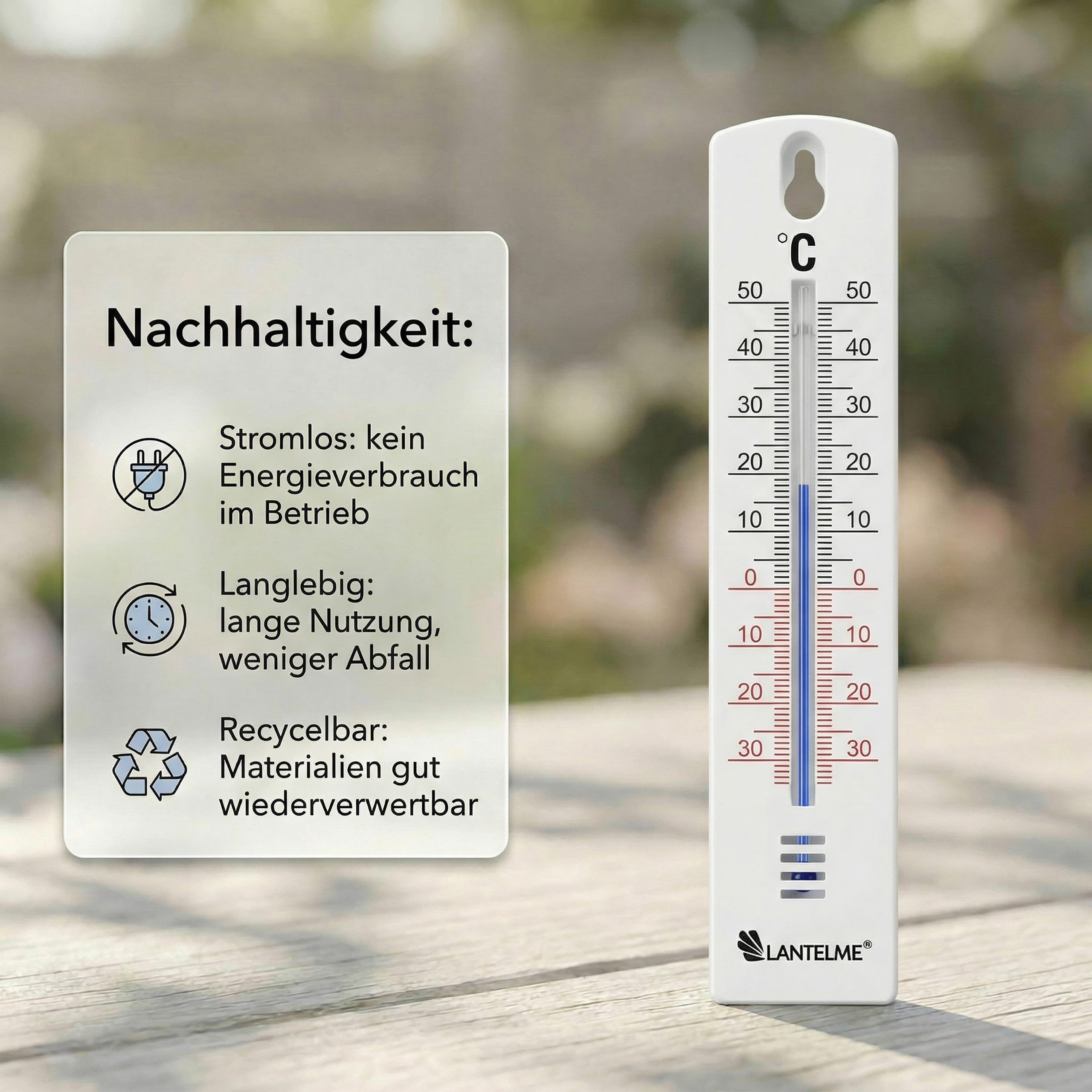 Ein Thermometer zeigt 12°C. Daneben eine Tafel mit Nachhaltigkeitssymbolen.