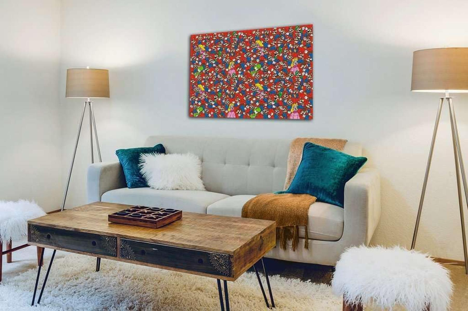 Ein Wohnzimmer mit einem Sofa, Couchtisch und zwei Stehlampen. An der Wand hängt ein Bild mit vielen Mario-Figuren.