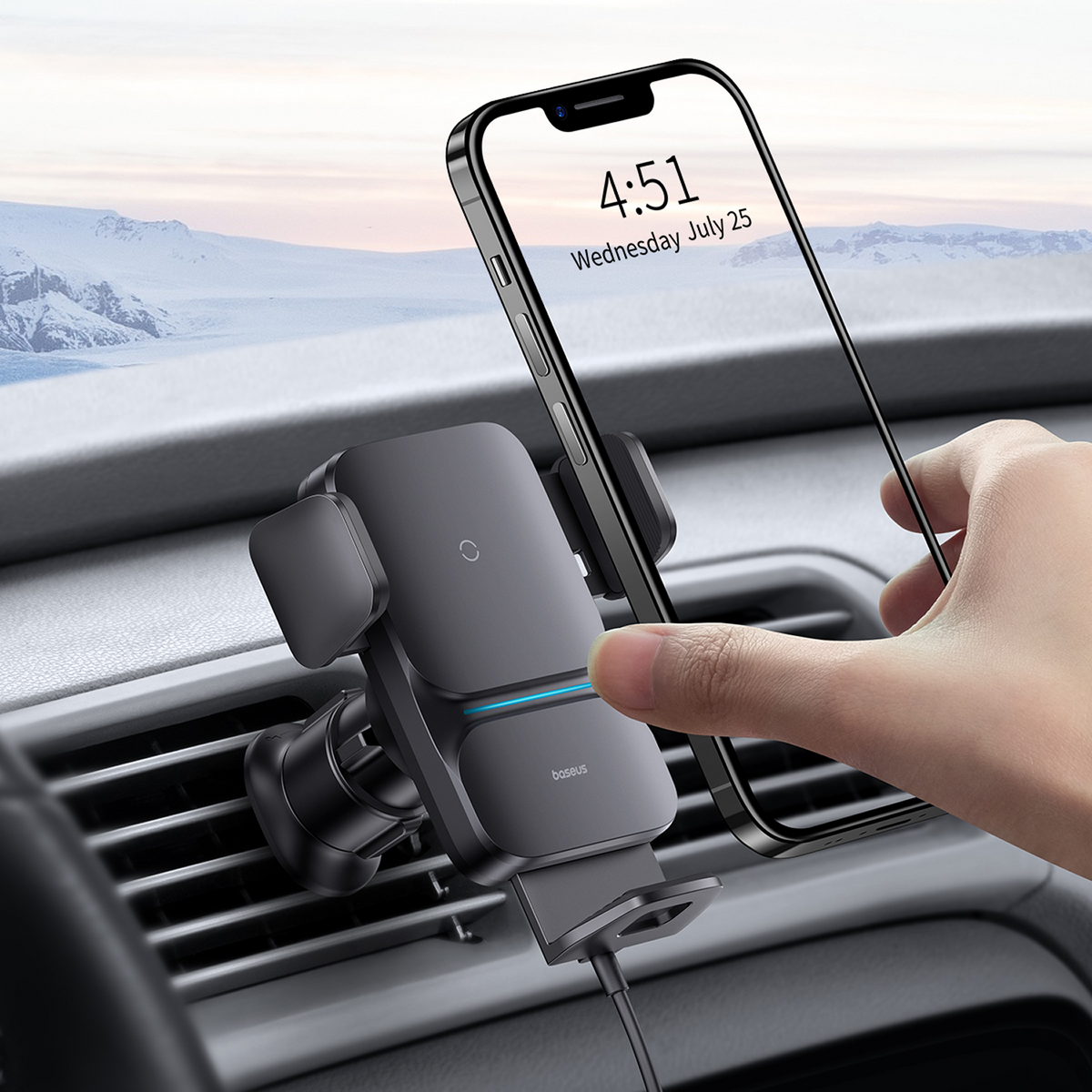 Una mano posiziona uno smartphone su un supporto per auto con base di ricarica wireless.
