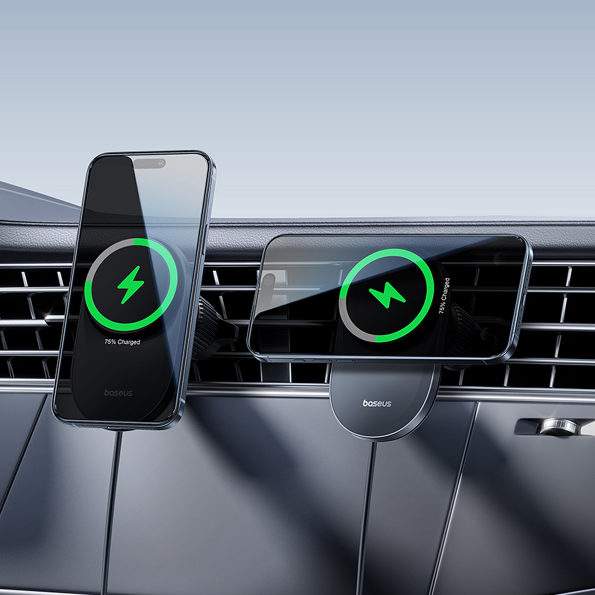 Due telefoni montati sulle bocchette dell'auto, uno verticale, uno orizzontale, entrambi in carica.