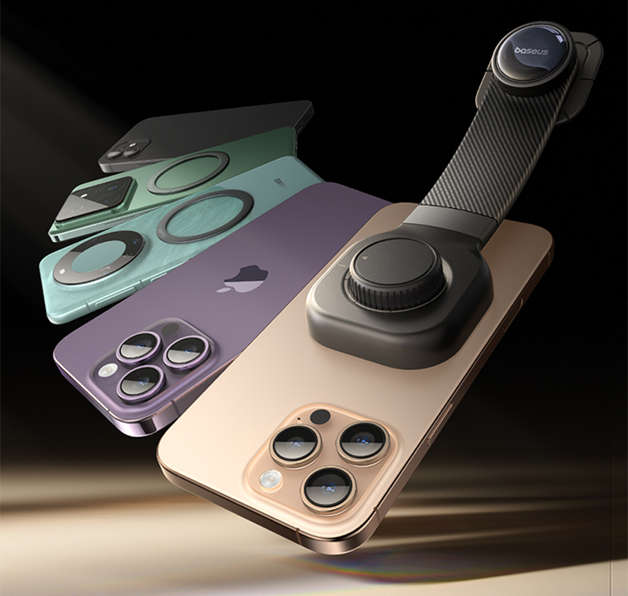 Diversi iPhone in vari colori con un accessorio per impugnatura fotocamera.