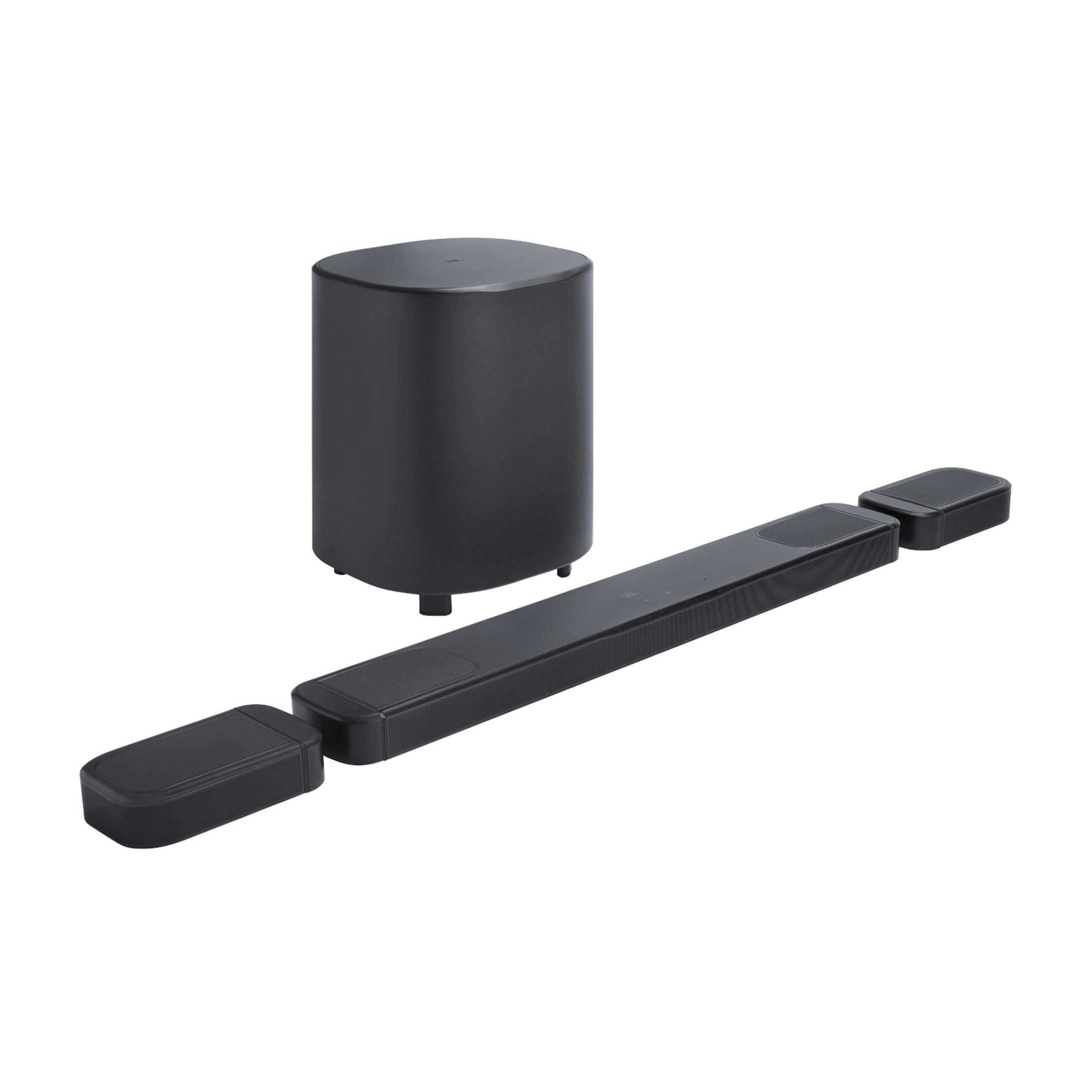 Czarny subwoofer i soundbar z odłączanymi głośnikami na białym tle.