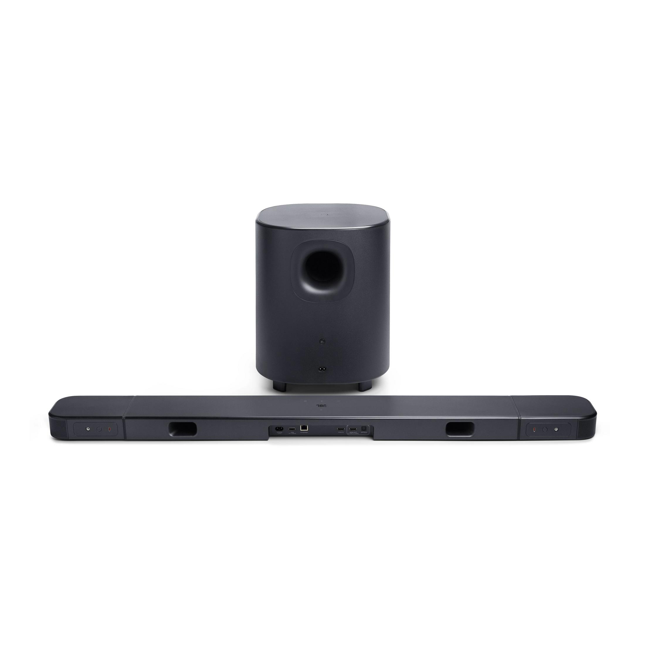Un subwoofer y una barra de sonido negros están uno al lado del otro sobre fondo blanco.