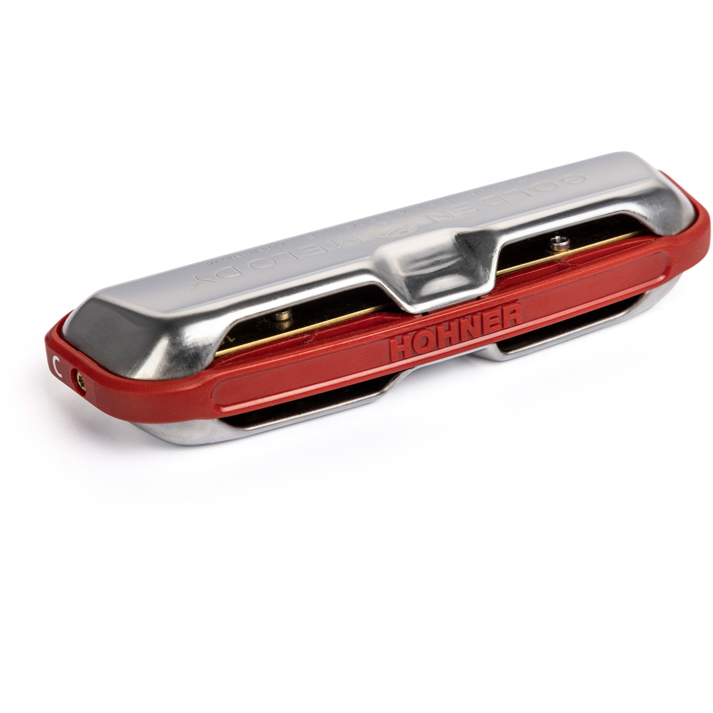 Een rode Hohner mondharmonica met zilveren covers op witte achtergrond.