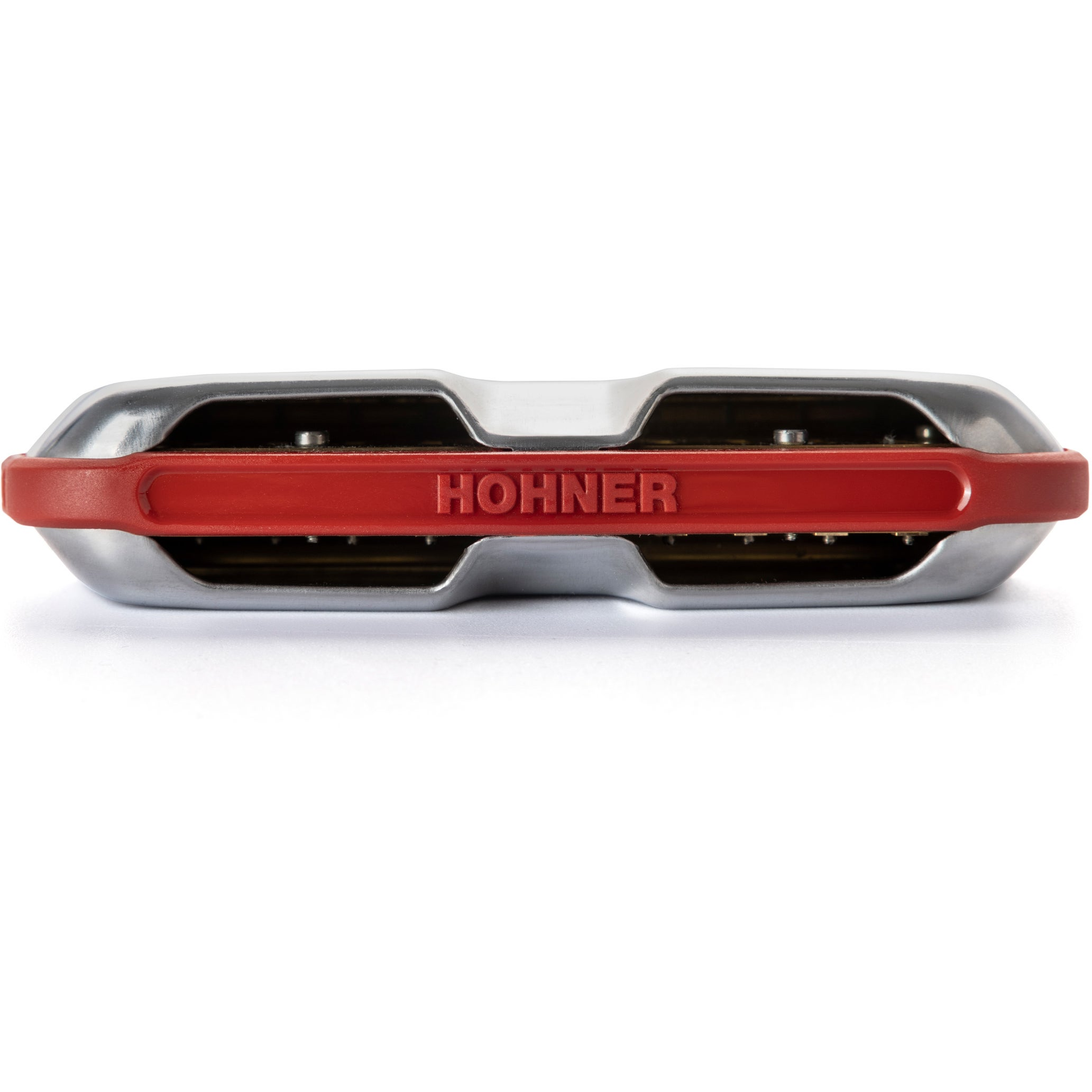 Een zilveren mondharmonica met rood middengedeelte en HOHNER-opschrift.