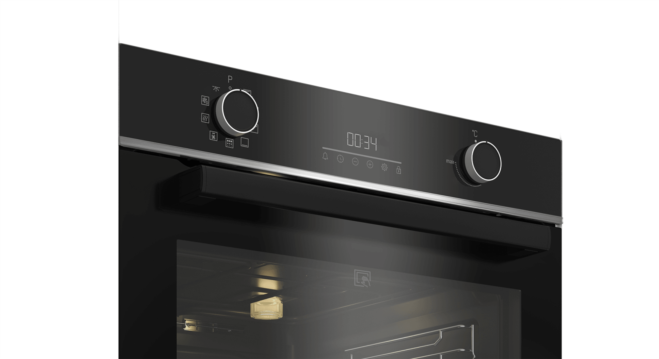 Primer plano de un horno negro con pantalla digital y mandos giratorios.