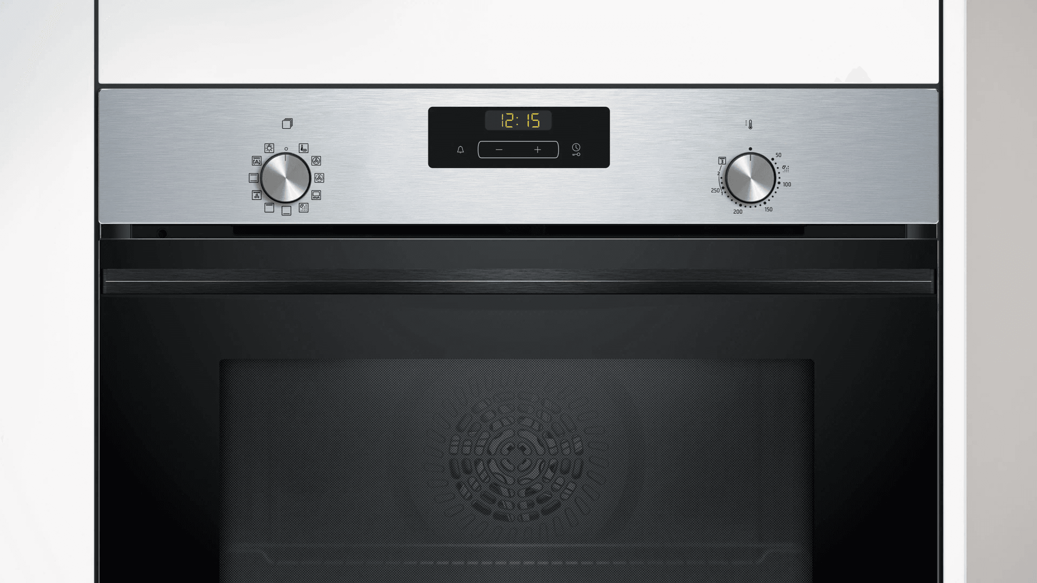 Un forno da incasso moderno con finitura in acciaio inox e display digitale.