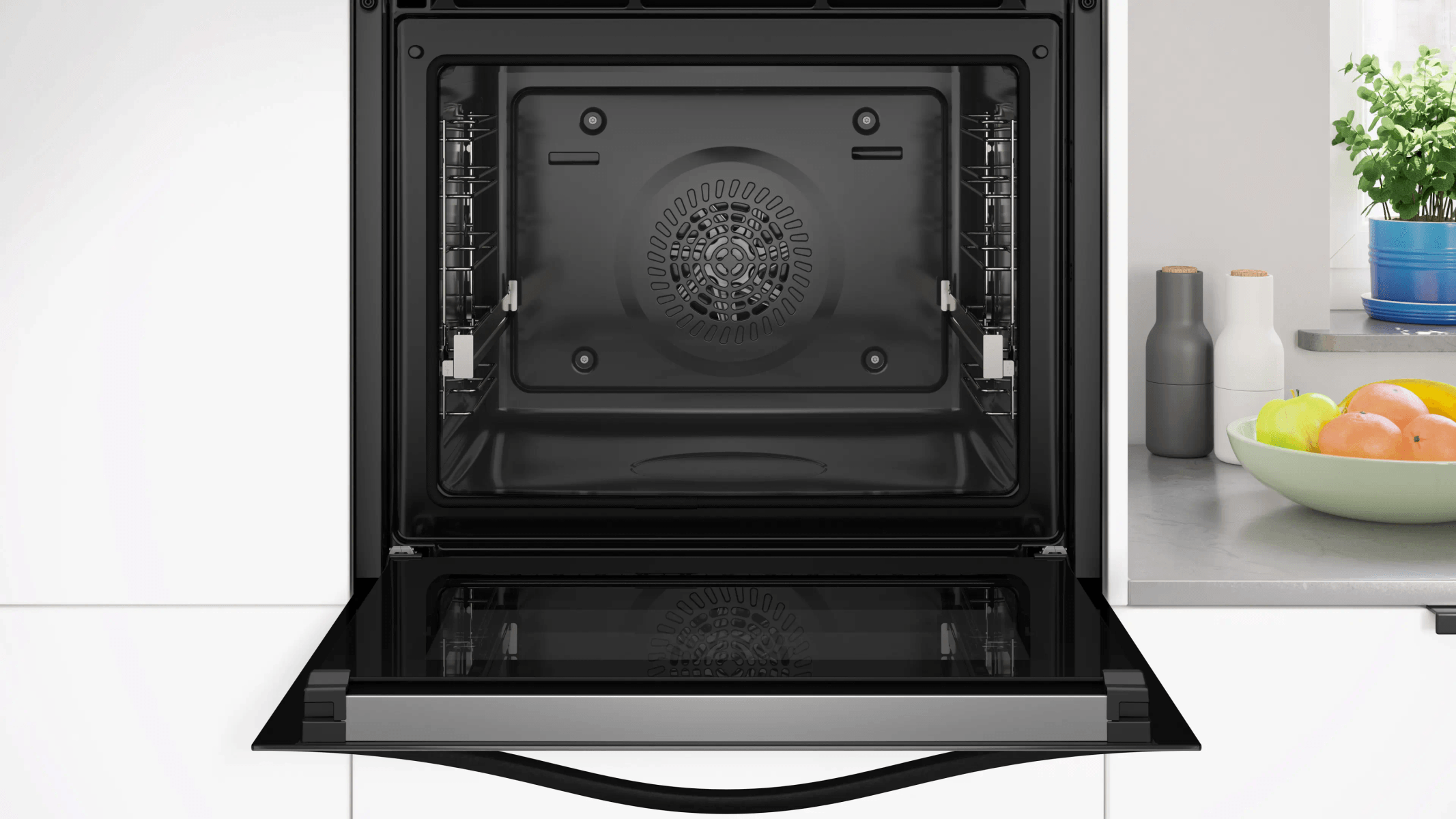 Un horno empotrado abierto con interior visible, ventilador y guías extraíbles.