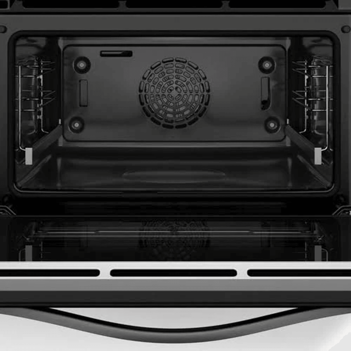 Vista interior de un horno negro con ventilador y rejillas.