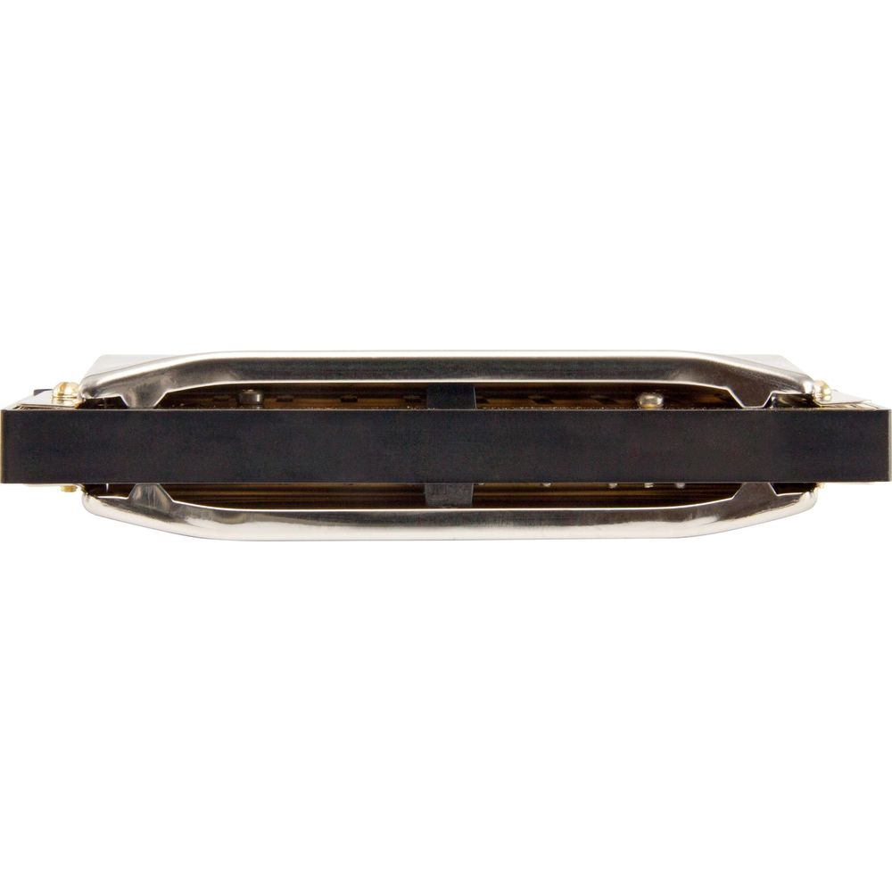 Een zilveren mondharmonica met zwart middengedeelte op witte achtergrond.