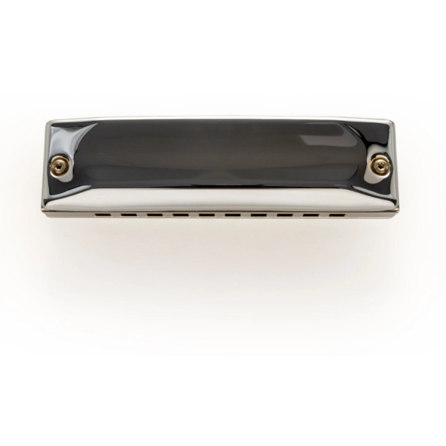Een glimmende chromen mondharmonica met zichtbare gaten en schroeven op witte achtergrond.