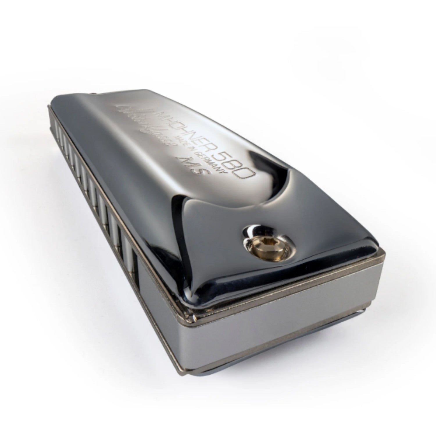 Een zilveren mondharmonica met het label "HOHNER 580" op een witte achtergrond.