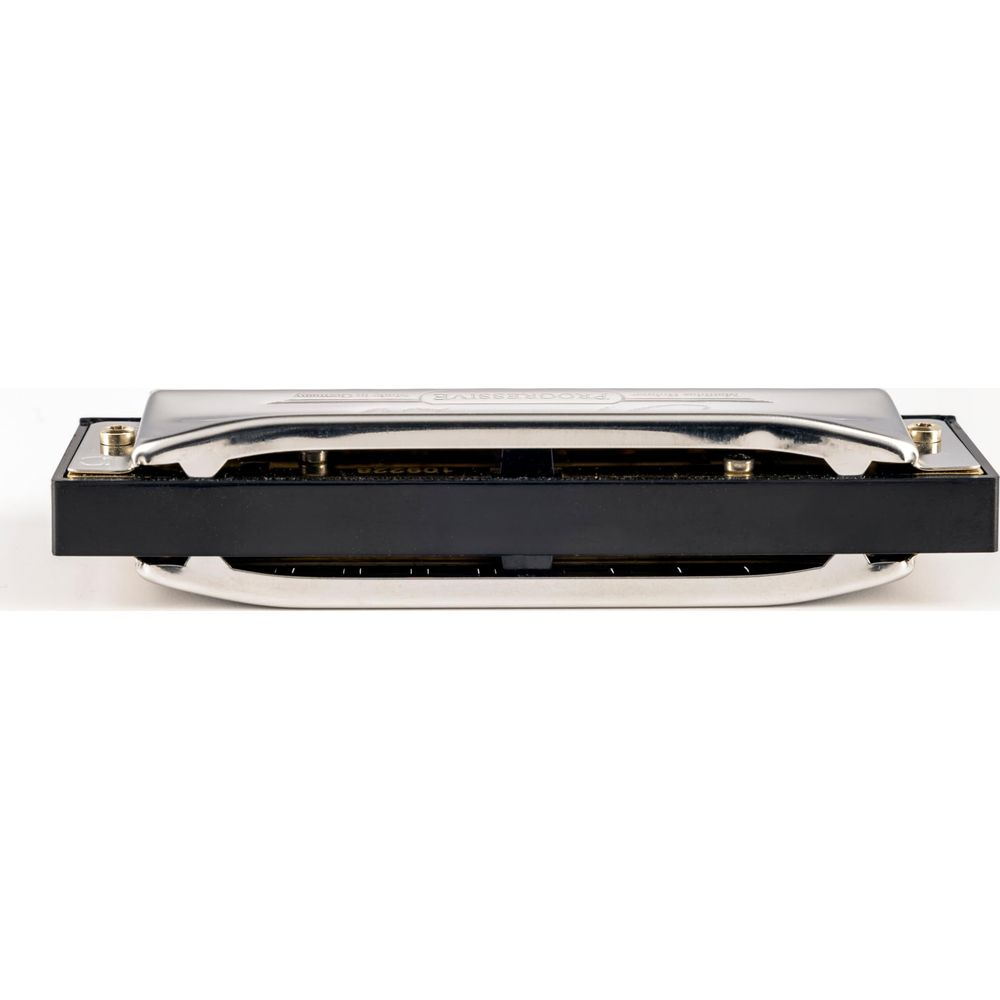 Een zilveren mondharmonica met zwart middenstuk op witte achtergrond.
