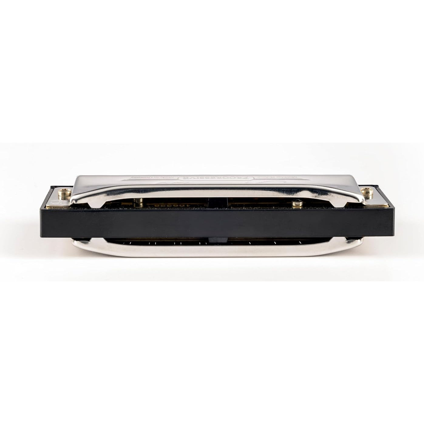 Een zwarte mondharmonica met zilveren covers op een witte achtergrond.