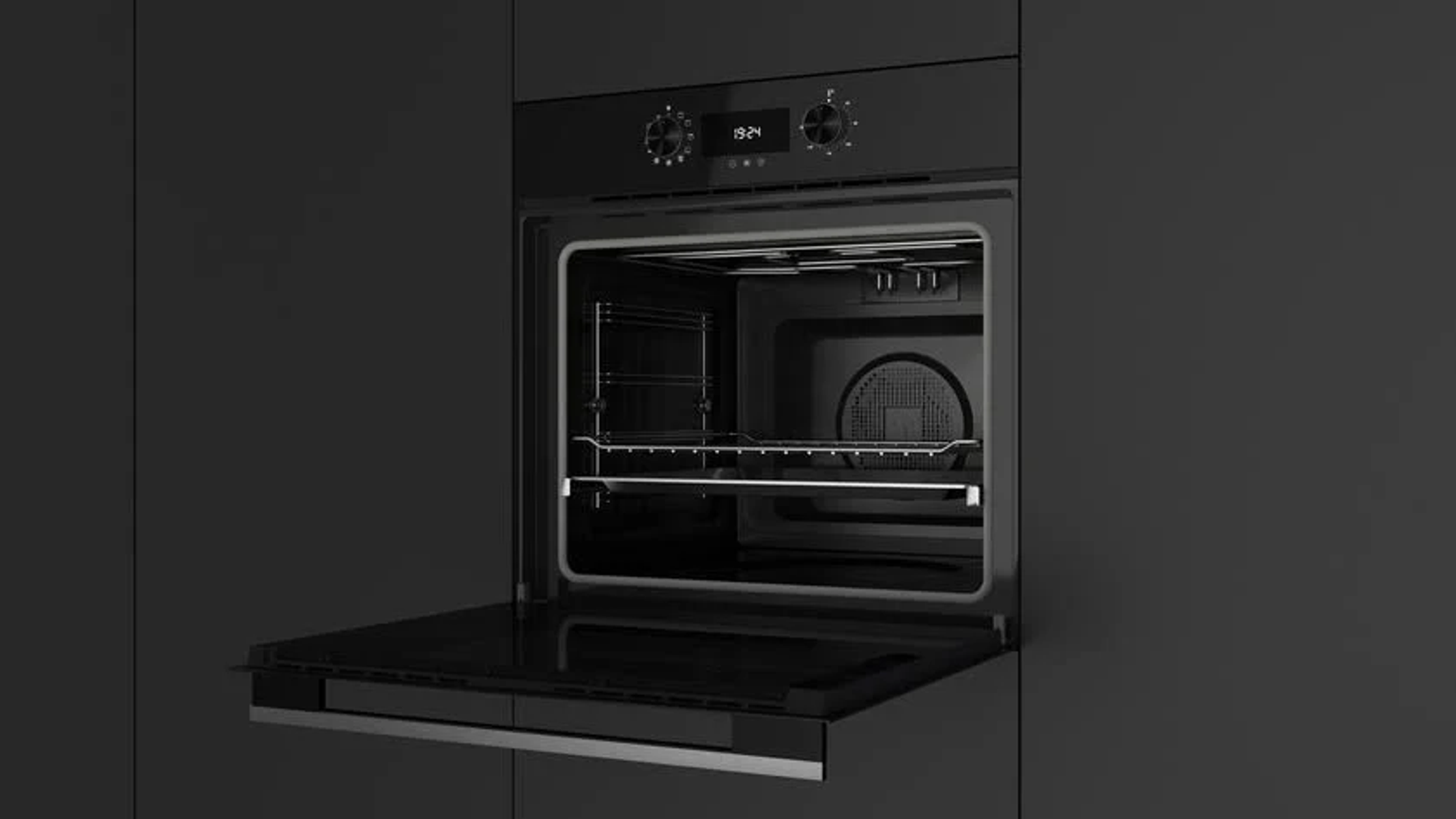 Un horno empotrado negro abierto con controles plateados y pantalla digital.