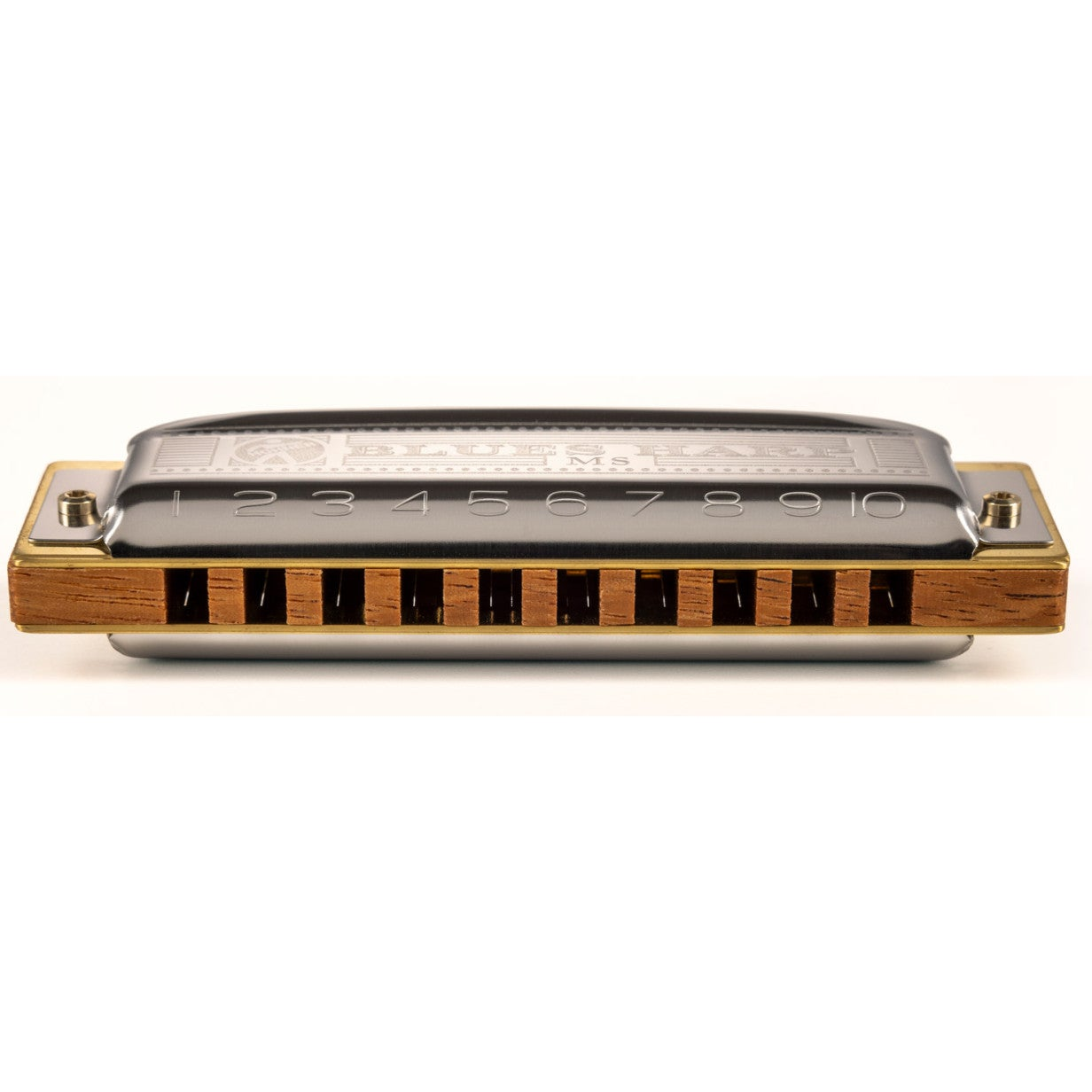Een zilveren mondharmonica met houten zijkanten, genummerd 1 t/m 10, op witte achtergrond.