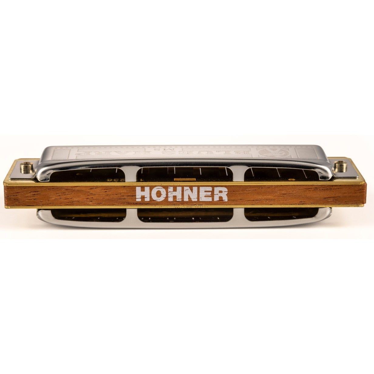 Een HOHNER mondharmonica met een houten body en zilveren covers.