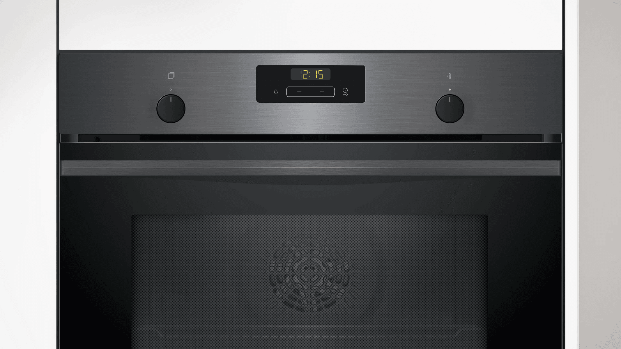 Horno negro moderno con pantalla digital de hora y perillas giratorias.