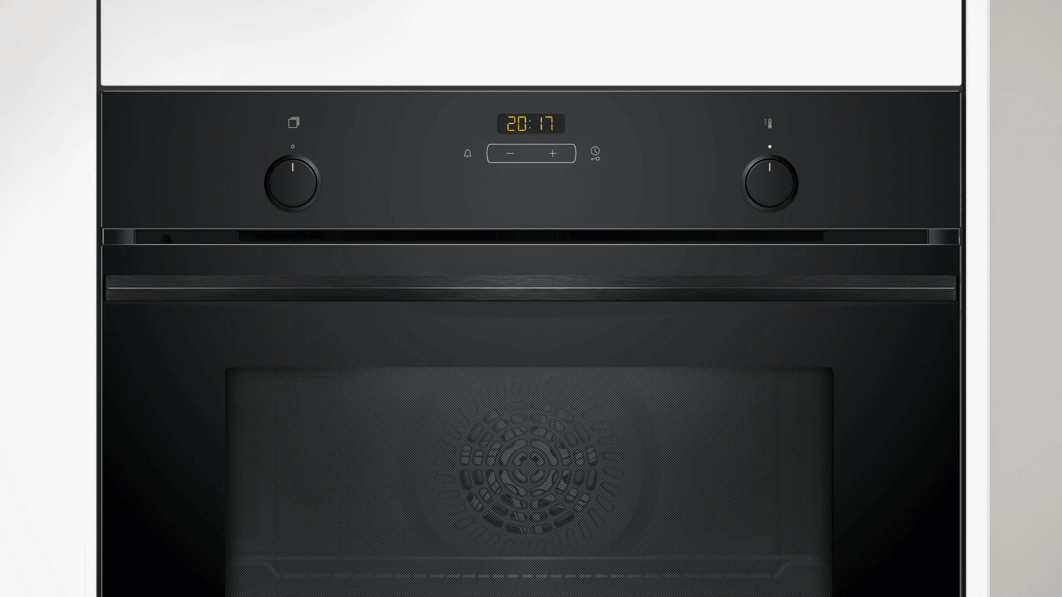 Horno negro con pantalla digital de hora 20:17 y mandos.
