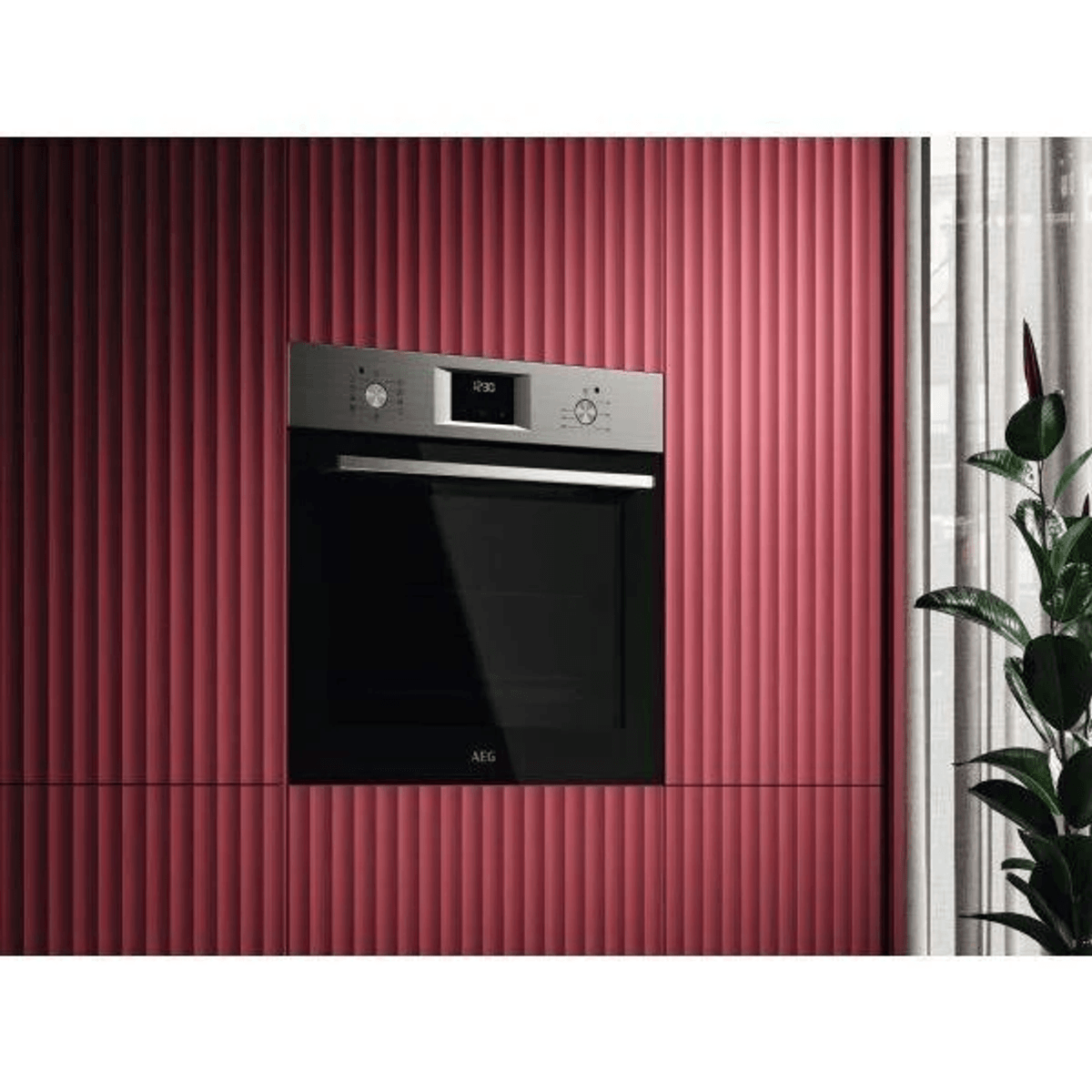 Horno empotrado moderno en pared acanalada roja, con pantalla digital.