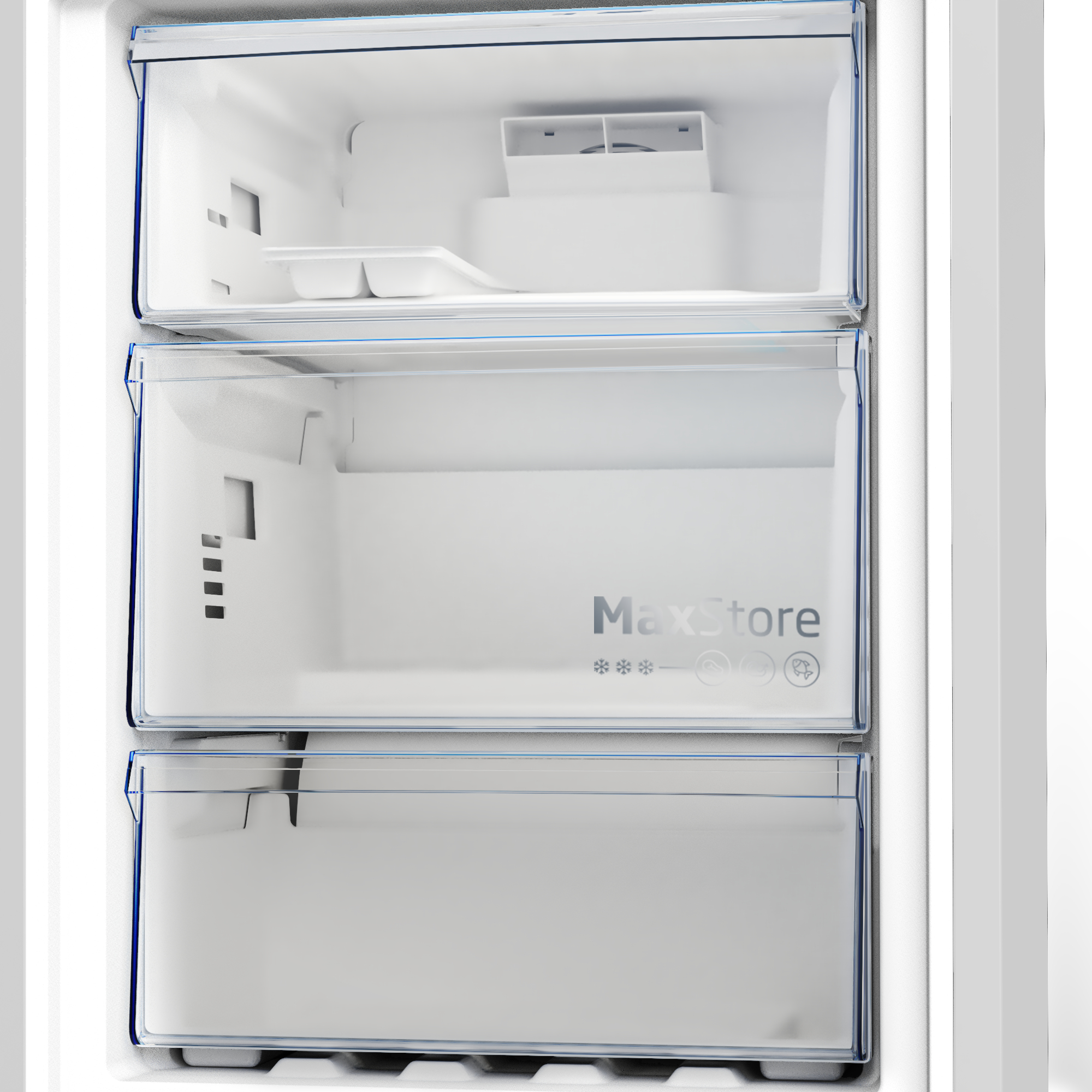 Vista interior de un refrigerador con tres cajones transparentes. El cajón superior tiene una cubitera blanca.