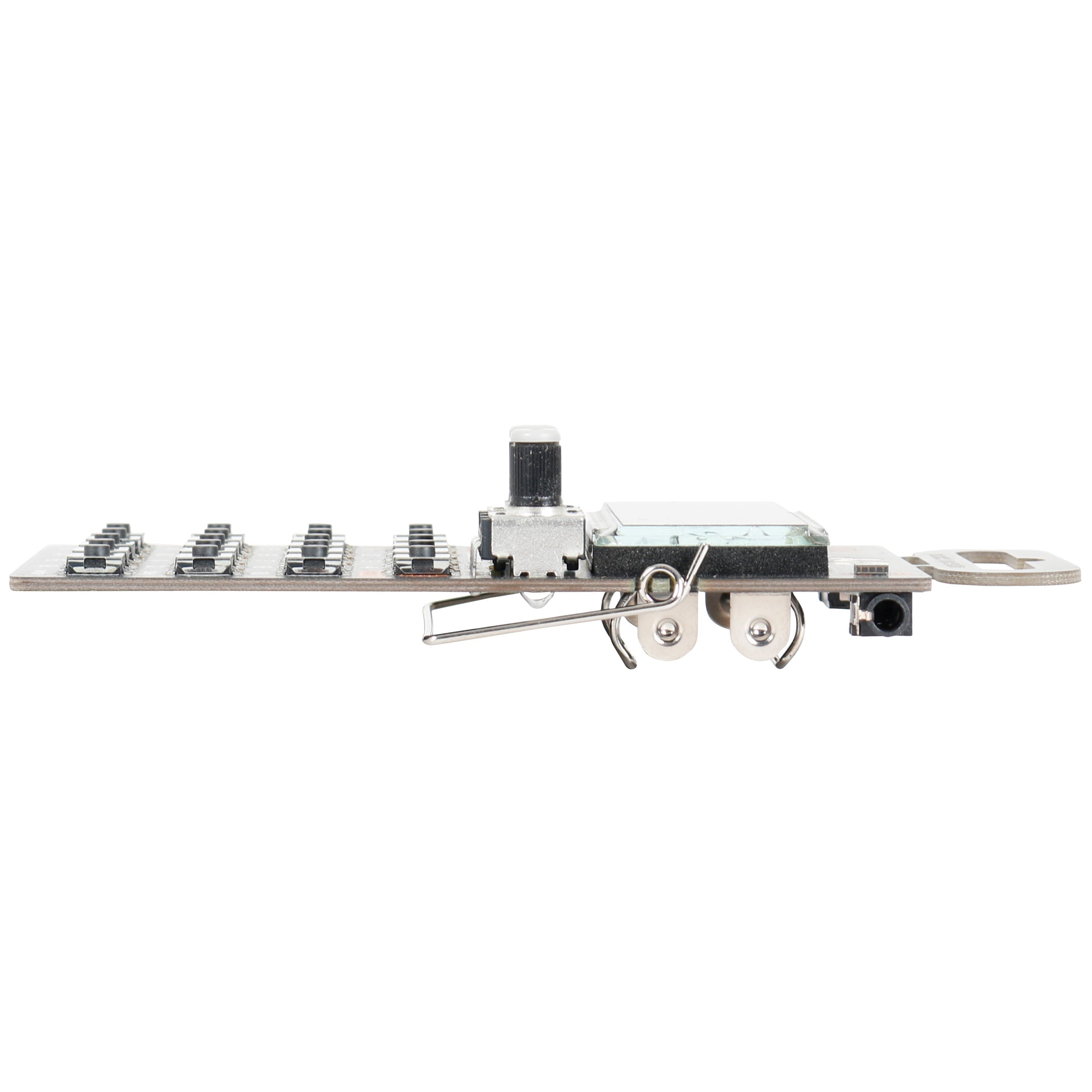 Een elektronisch component met schakelaars, een knop en een connector.