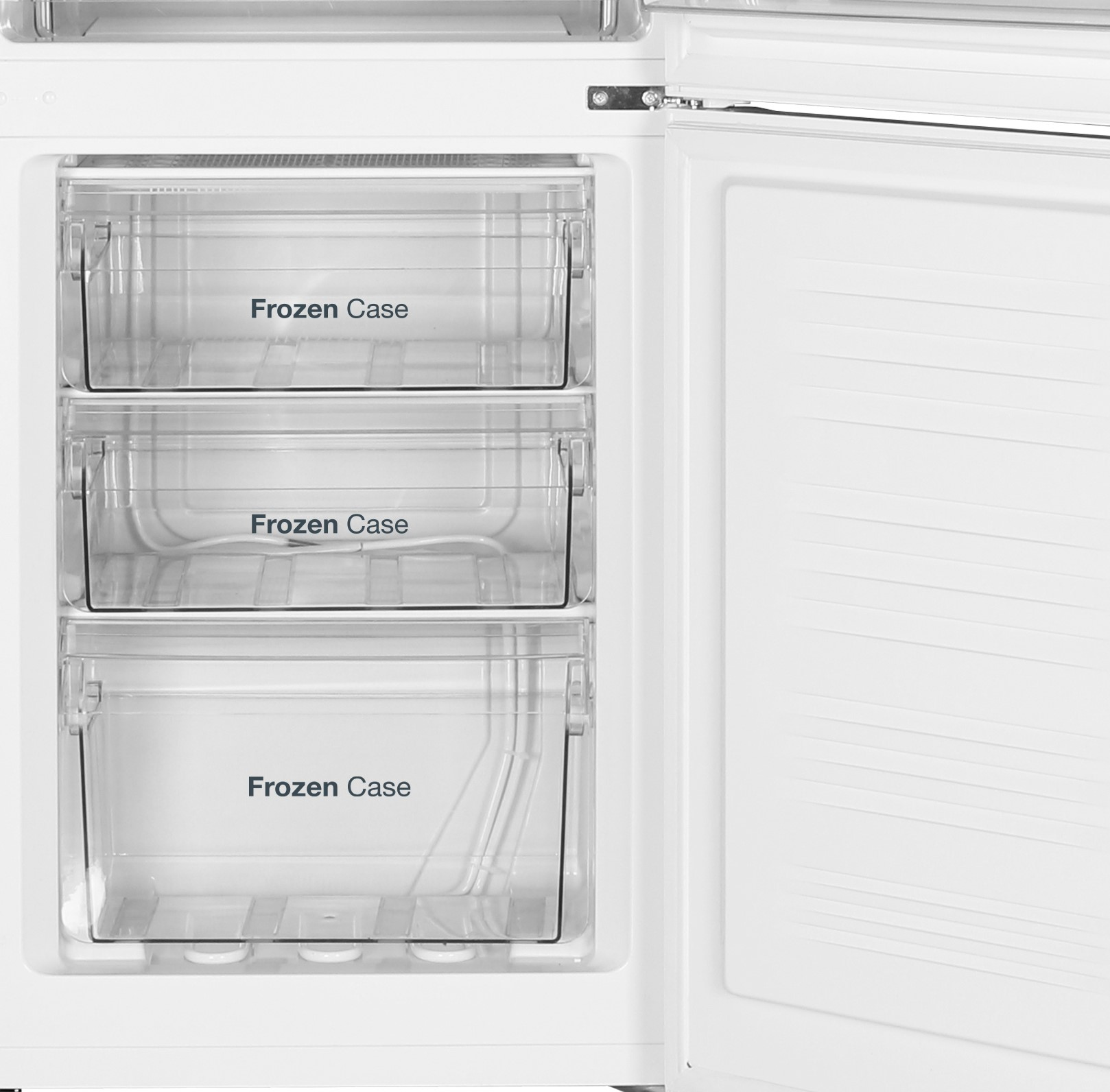 Interior de refrigerador blanco con tres cajones congeladores transparentes y puerta abierta.