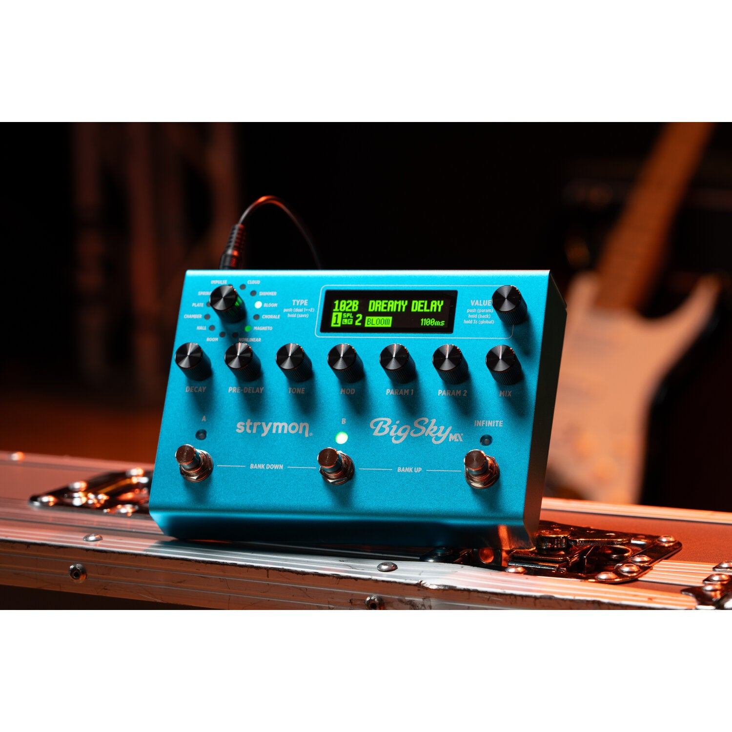 Een blauw Strymon Big Sky gitaareffectpedaal met knoppen en schakelaars op een metalen koffer.