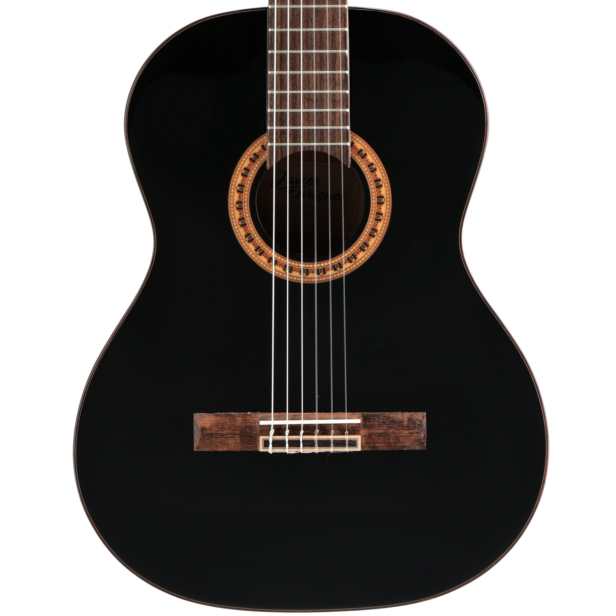 Zwarte akoestische gitaar met zes snaren en een houten brug.
