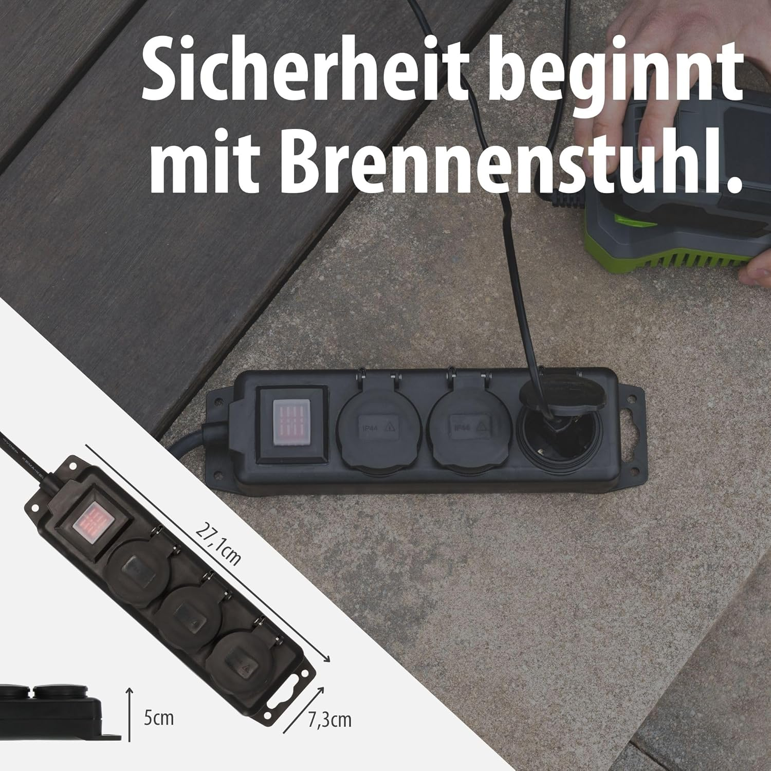 Eine Mehrfachsteckdose mit drei Anschlüssen liegt auf Steinplatten, Maße sind angegeben.