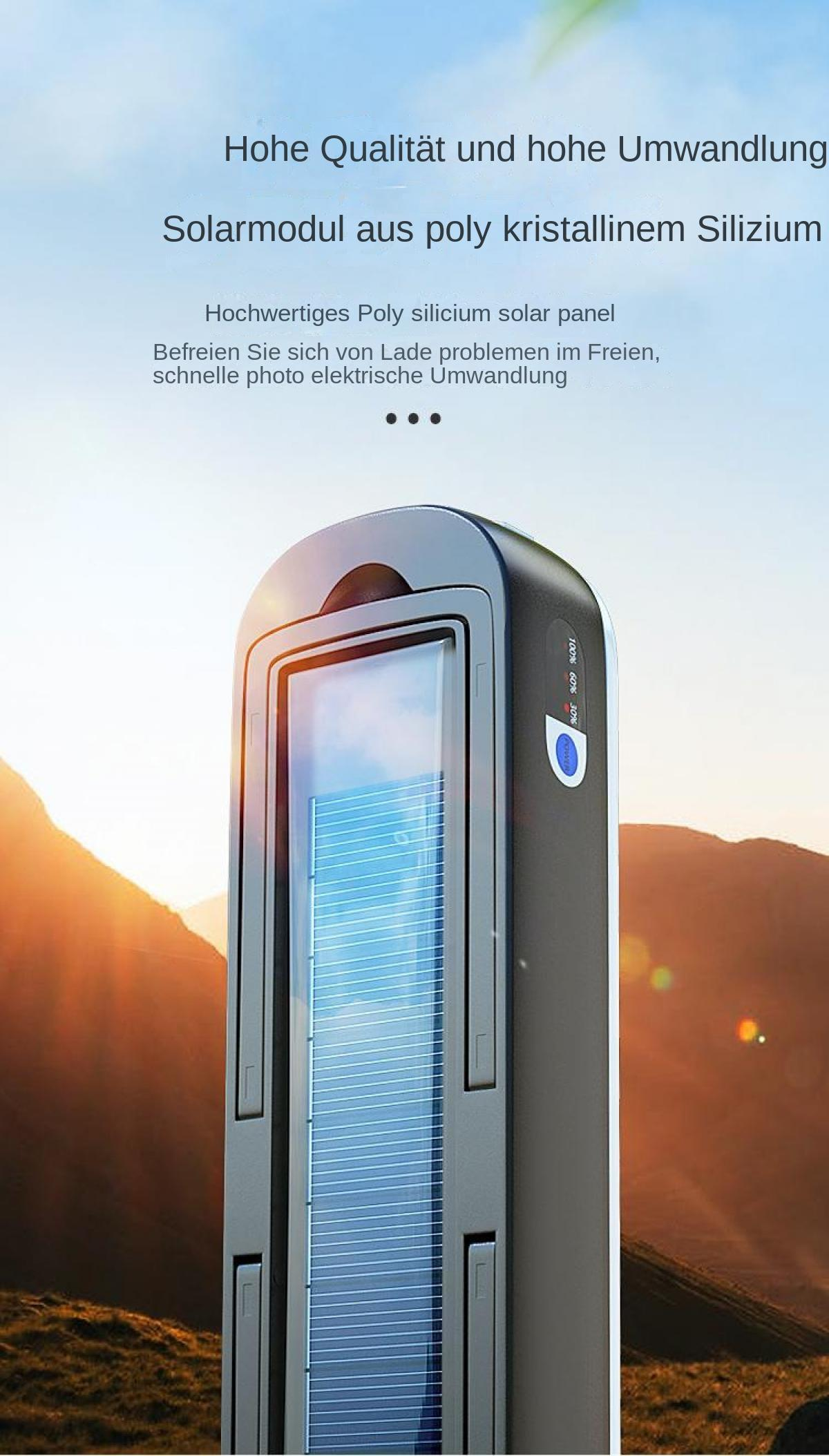 Ein schwarzes tragbares Solarmodul mit blauem Solarpanel steht vor Berglandschaft.