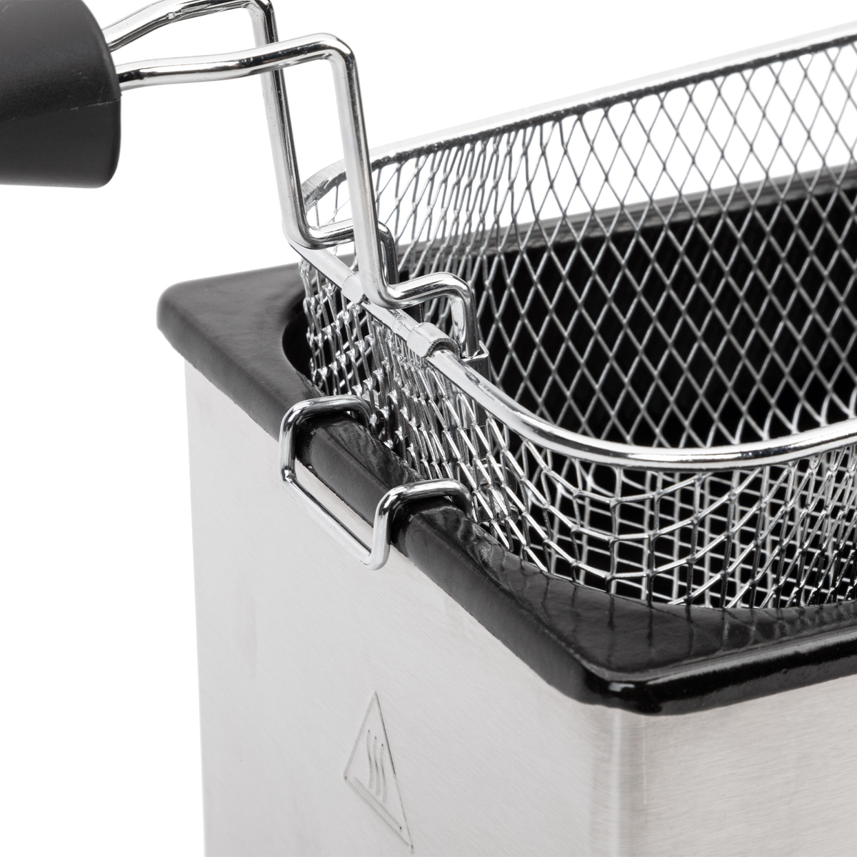 Nahaufnahme eines silbernen Frittierkorbs mit schwarzem Griff über einem Metallbehälter.