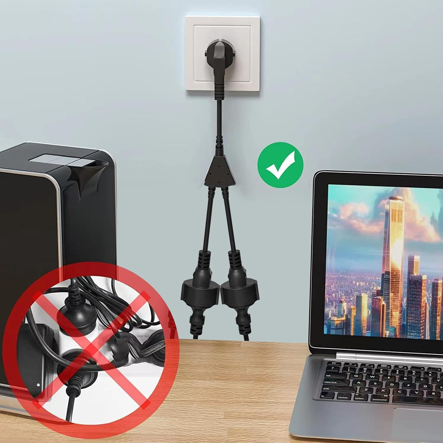 Ein Netzadapter teilt einen Stecker in zwei, mit einem Häkchen-Symbol und einer durchgestrichenen Steckdosenleiste.