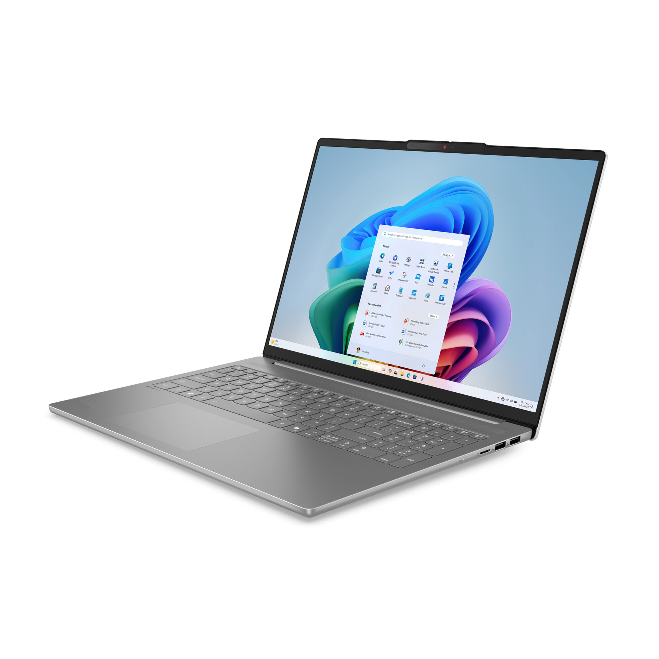 Ein silberner Laptop mit geöffnetem Bildschirm, der das Windows 11-Startmenü anzeigt.